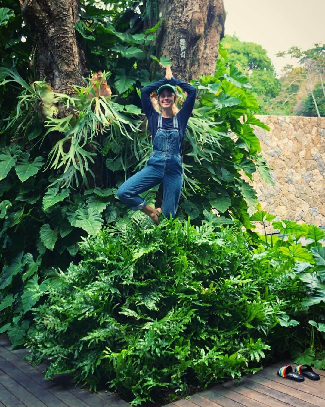 カロライナディークマンさんのインスタグラム写真 - (カロライナディークマンInstagram)「quando eu vim morar nessa casa, só tinha uma pedra e a árvore; plantei samambaia, chifre-de-veado, bromélia, e essa outra com a folha meio em formato de coração q eu sempre esqueço o nome.  as plantas, felizes,  engoliram a pedra,  e com tanta força q mal consigo achar um pedacinho pra colocar o pé... mas aqui,  no meio desse universo verde, agradeço profundo,  e me sinto no colo de Deus. ___________________________ uma semana abençoada pra cada um e pra todos. 💚」7月16日 0時50分 - loracarola