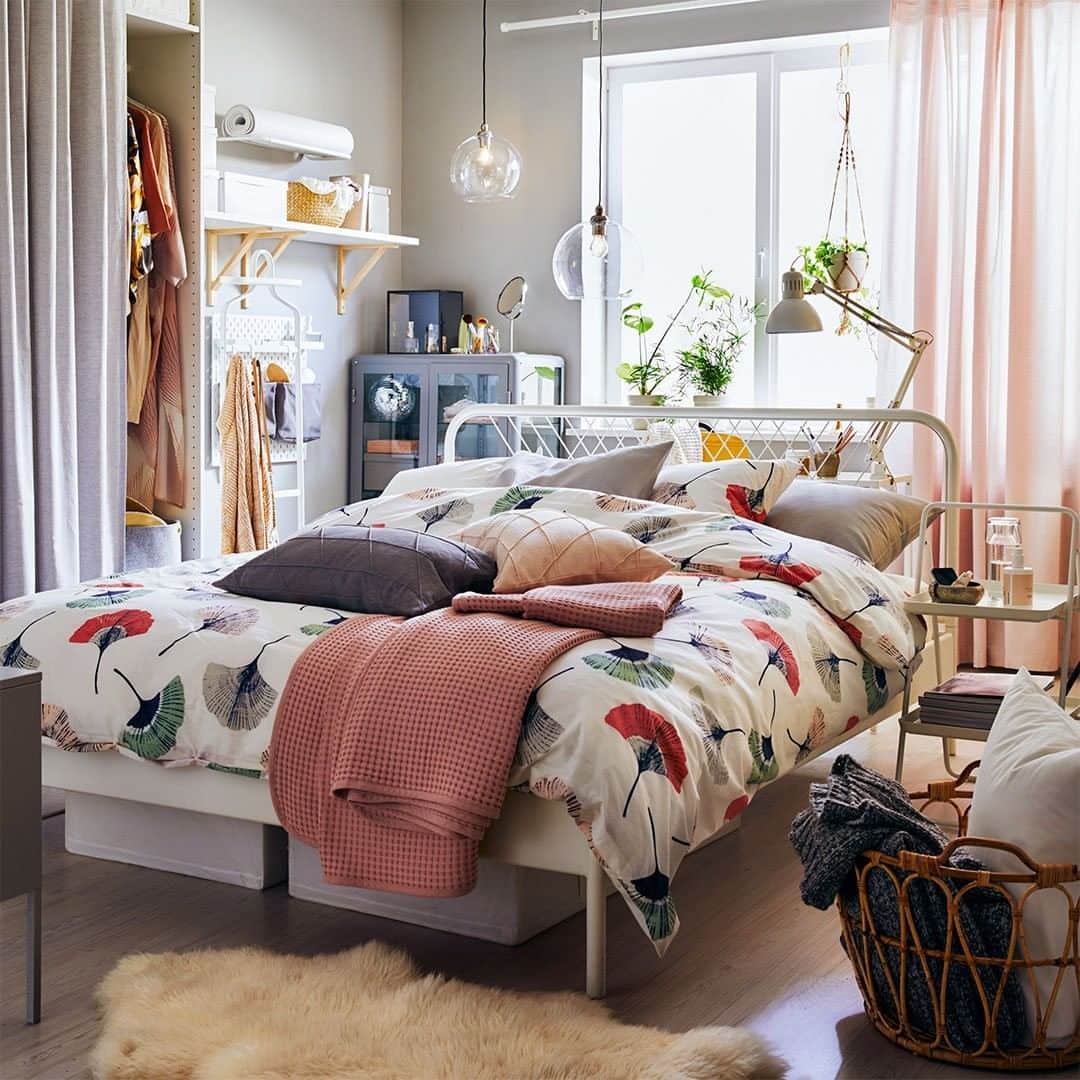 IKEA USAさんのインスタグラム写真 - (IKEA USAInstagram)「When you're short on room, your furniture needs to work even harder.  Click the link in our bio to see how interior designer Frida Roos created a small space that works 24/7.  NESTTUN Queen bed frame, Luröy, $189」7月16日 1時01分 - ikeausa