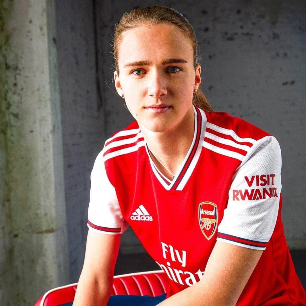 Arsenal Ladiesさんのインスタグラム写真 - (Arsenal LadiesInstagram)「Happy birthday to OUR star striker, @VivianneMiedema 🎂 #Arsenal 🐐」7月16日 0時53分 - arsenalwfc