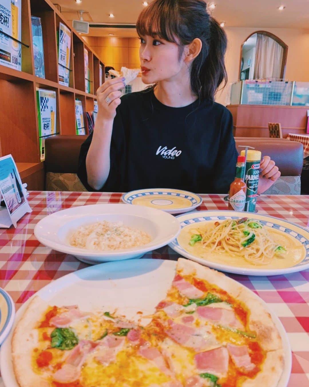 minan (lyrical school)さんのインスタグラム写真 - (minan (lyrical school)Instagram)「#pizza 🍕🍕🍕 ﻿ 昨日の写真です🙃✌︎﻿ 私ね顔のこっち半分にほくろが多いんだ・・🤔」7月16日 0時53分 - _manybooks_