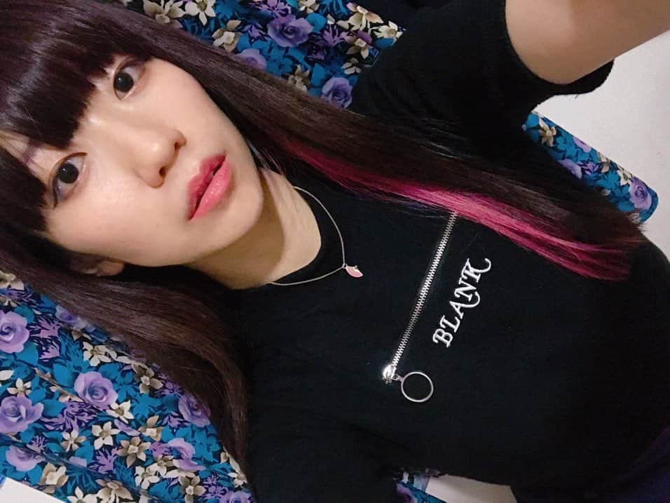 ぱいぱいでか美のインスタグラム：「DMでめっちゃ聞かれたこのトップスW♡Cのです❤︎ ジッパー開けるとｴﾁwです ꙳ #tops #w❤️c  #俺はインスタグラマーになりてぇ ꙳ とんでもないとこにジッパーついてて 見た瞬間私が着なきゃ誰が着る！ と思って前回の展示会でつけてきたトップス❤︎ ストーリーに載せたら(3枚目の動画/なのでちょっと前に撮ったやつ) 男性フォロワーの反応がいいのはもちろん笑 女性からもどこのですか？ってコメントめっちゃあった！ ふつうに可愛いしちょいハイネックな首元と 程よいフィット感がスタイル良く見えるのでおすすめでございます。 その内載せようと思ってても着てる時に誰かに撮ってもらうタイミングなかったりとかして 結局自撮りになりました。」