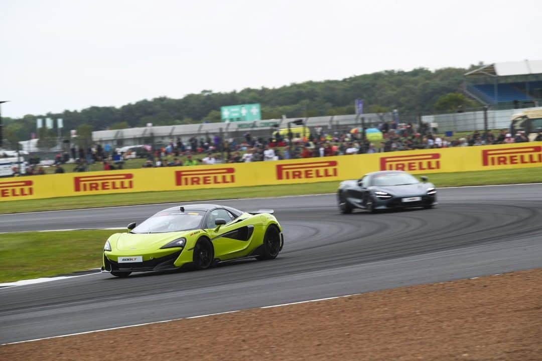 McLaren Automotiveさんのインスタグラム写真 - (McLaren AutomotiveInstagram)「Another fantastic weekend of F1 @Pirelli Hot Laps where passengers were treated to a driver’s eye view of Silverstone in a McLaren, piloted by a professional racing driver, ahead of the action at the #BritishGP.」7月16日 1時03分 - mclarenauto