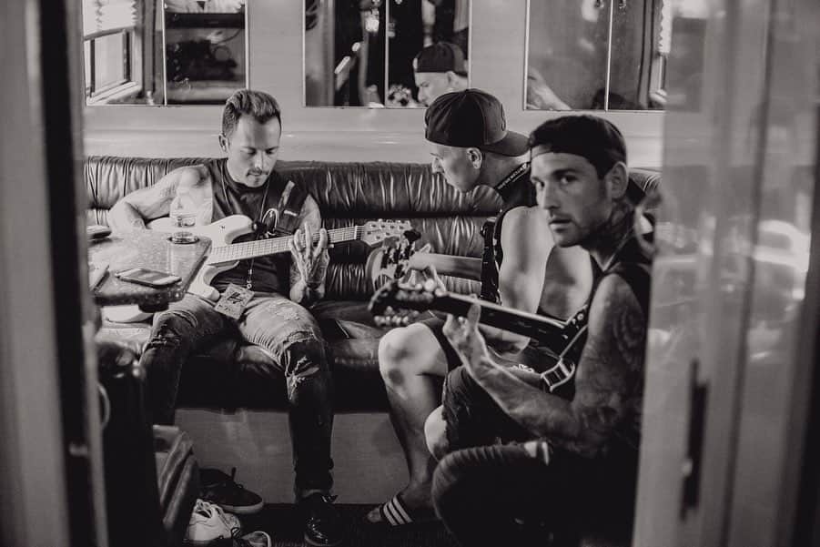 ニック・マーティンのインスタグラム：「I dig these candids that @itsdannytodd took. Specifically this photo in the back lounge. Looking at this photo — I’m just grateful to play music with these dudes. Also grateful to meet people everyday on this tour. It’s honestly the highlight of my day. Thank you for all the love & support you give us. I know I say it a lot, but I genuinely mean it from the bottom of my heart ✌🏽」