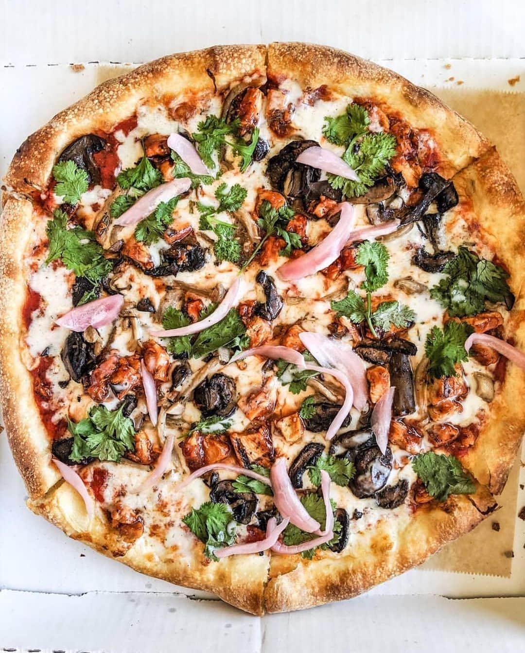 Eater LAさんのインスタグラム写真 - (Eater LAInstagram)「Barbecue chicken pizza with pickled red onion, mushrooms, cilantro, and lime crème. Our Eater LA editor @mattatouille says it's his comfort food and the one from @thedoughroom is always satisfying. 🍕Hashtag #eaterla on your best photos for a chance to be featured.」7月16日 1時12分 - eater_la