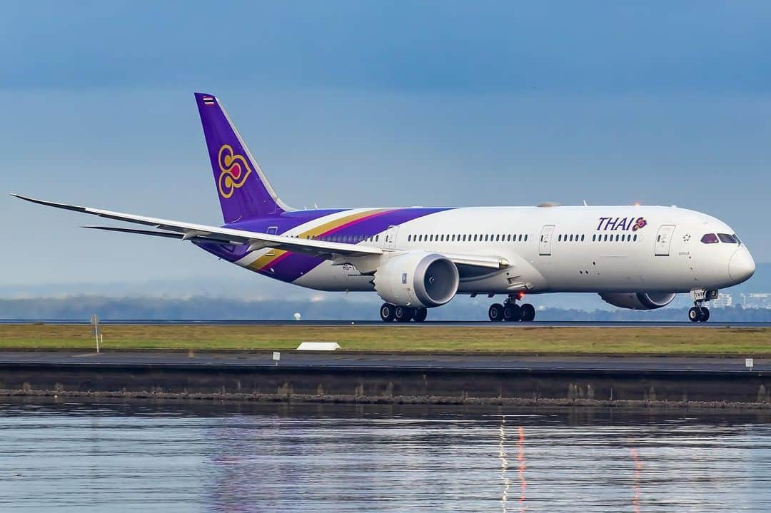 タイ航空さんのインスタグラム写真 - (タイ航空Instagram)「♫ When will my reflection show who I am inside? ♫ . Photo Credit: @aussiepomm . #ThaiAirways #THAIB787 #Boeing787 #B787 #Dreamliner #Mulan #Reflection」7月16日 1時14分 - thaiairways