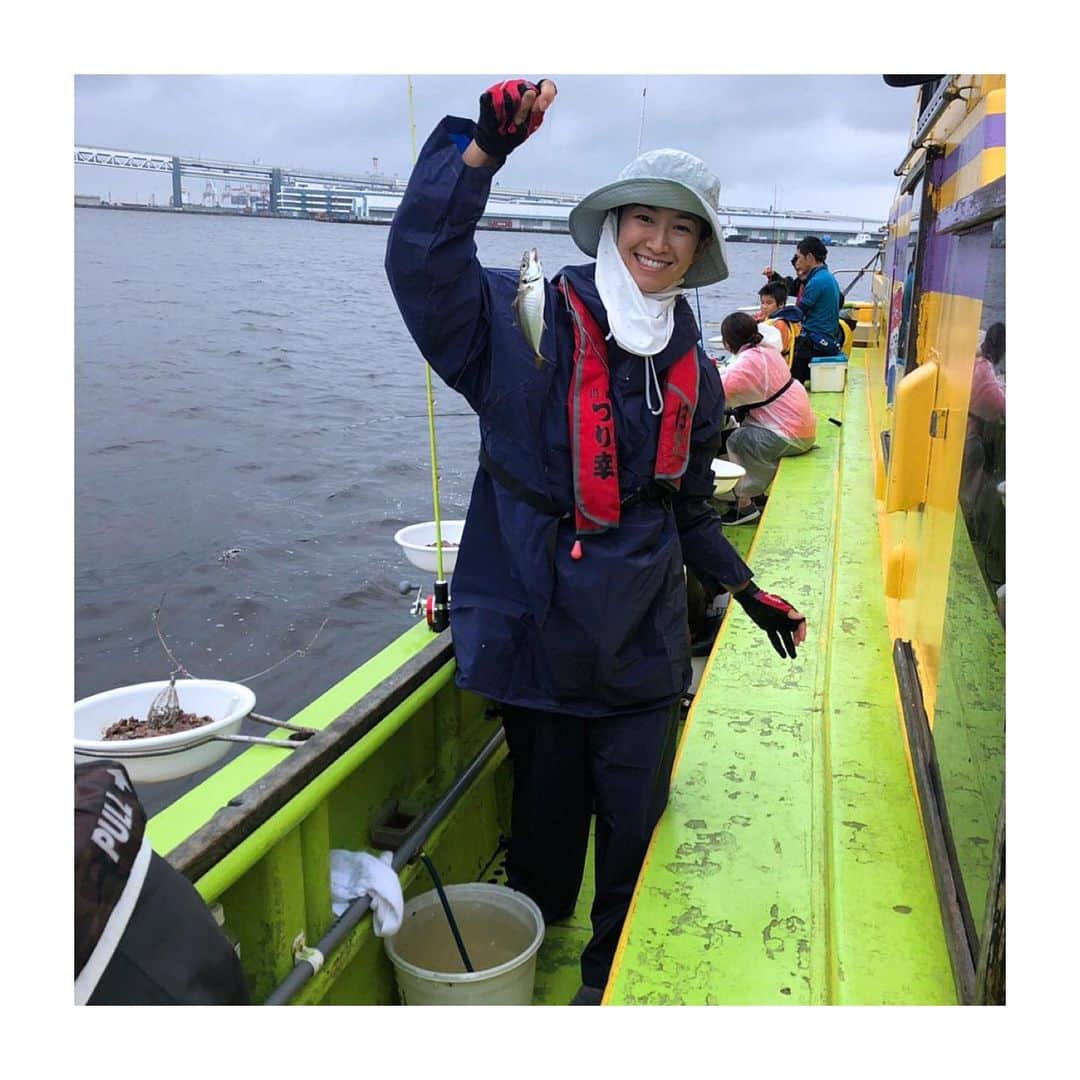 森下千里のインスタグラム：「久しぶりにアジ釣り🎣 15年前、一緒に水着で👙闘った仲間たちとこうして家族連れでワイワイできるなんて、、、 あの頃は想像もしてなかったなぁ。  若い頃って、 妙にお互いなにかを抱えていても理解し合えないというか、 自分のことに必死で人の傷みをわかることなんて出来なかったけど、 時が過ぎたいま、それぞれの人生を羨ましくも、 逆にある辛さの部分も素直に聞くことが出来るようになったし、お互い、幸せを願えるようになった。  それもこれも、 あの時、本音でぶつかった仲間だからこそ、 時間経っても変わらない信頼があるのだと思うと、尖ってて、まぁ、よかったということにしました😂  言い出っぺさん、本当にありがとう。 自分では、行こうとは思わなかったなぁ、きっと。  最近、 自分が変わってきてると思ってて、 昔みたいに尖らなくていいし、丸〜くなれる感じなの。 . .  花は置くところを変えると、 違う色に咲くのだけど、 環境が人を変える、 出会いがわたしを変えてくれてるのだと、感じます。 . .  もっと、 まぁるくなぁれ、わたし😚 . .  ちなみに、帰りに料理屋さんで捌いてもらい、 美味しくいただきました😆 ほっこりした三連休でした。  こんな日が来るとは思わなかった！ . #釣り #fishing #アジ #アジ釣り #🎣 #釣りガール #川崎 #近くて #楽 #貸切船 #雨の釣り #コンビニで買った #レインコート  #500円に思えない #クオリティ #アイドル道 #アイドル #水着 #わたしも昔は水着ギャル #家族で釣り #子供もOK #初心者歓迎」