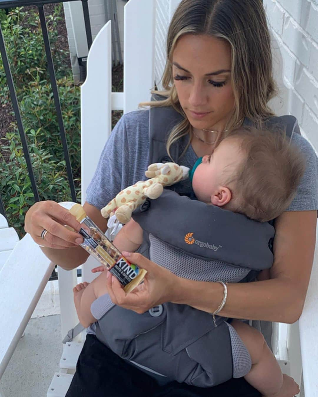 ジャナ・クレイマーさんのインスタグラム写真 - (ジャナ・クレイマーInstagram)「Front porch hang with my boys.  When baby sleeps momma steals a moment to herself with snacks. One of my favorites is the @kindsnacks caramel almond and sea salt bar which you can snag today on @amazon #primeday @kindsnacks #KINDcollective #ad」7月16日 1時15分 - kramergirl