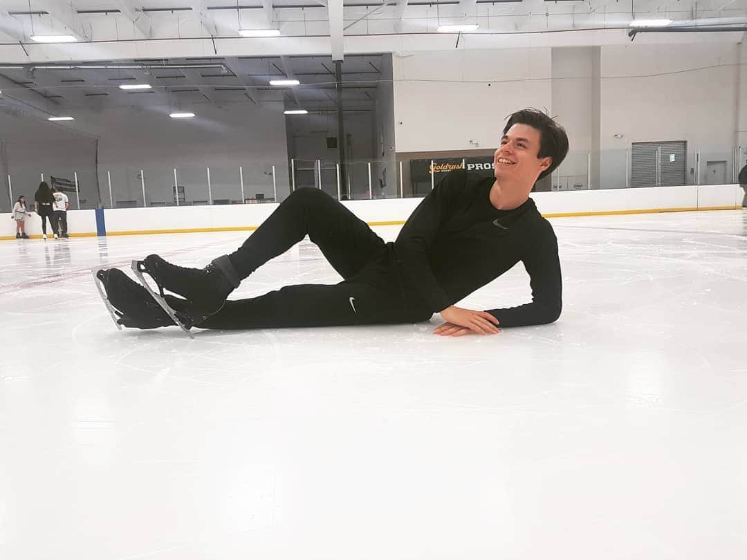 ヤロスラフ・パニオットのインスタグラム：「how it feels after very good work out on ice🤤😋😎 #goodworkout #practice #jacksonultima #johnwilsonblades #jacksonfamily」