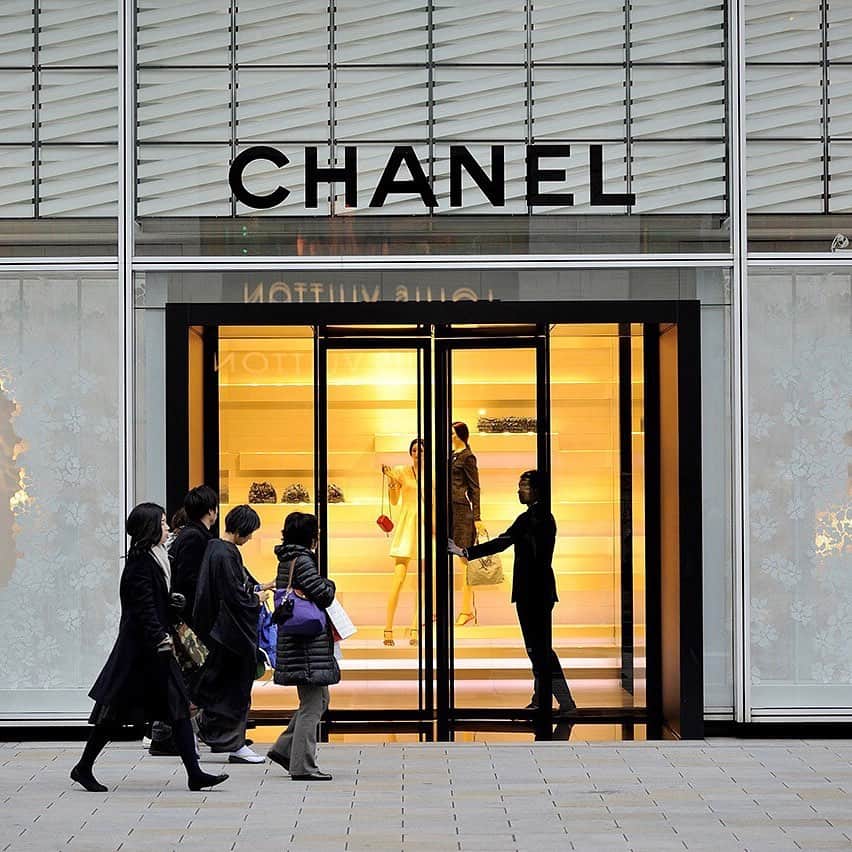 HYPEBEASTさんのインスタグラム写真 - (HYPEBEASTInstagram)「@hypebeaststyle: Amongst a number of big changes this year, @chanelofficial is now taking steps to improve the company’s diversity efforts by hiring a Head of Diversity & Inclusion for the first time. According to @bof, Chanel has hired Fiona Pargeter to lead the company’s diversity efforts. Pargeter was previously Head of Diversity & Inclusion for Swiss Bank UBS across Europe, the Middle East and Africa. What do you think about luxury fashion brands adopting diversity and inclusion strategies?  More details on the news in our bio link.  Photo: David Mareuil/Getty Images」7月16日 6時43分 - hypebeast