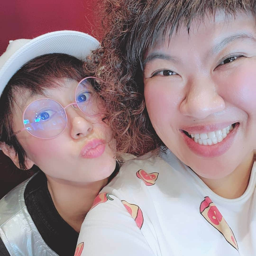 八つ橋てまりさんのインスタグラム写真 - (八つ橋てまりInstagram)「美容室✂️♡ ・ 誉子さんに紹介してもらってから、通わせていただいている美容室💇  ウミトス。 ・ そして、砂原さん。 全てお任せでやってもらうんだけど、出来上がり、いつも最高すぎて叫びます😊✨ 今回のテーマは『ファンファン』 砂原さんのイメージを、すぐ理解するなつきさん💕本当に最高のコンビネーション💯💮 感動✨  昨日は、なつきさんと砂原さんの出会いを聞いて泣いてしまった💦 話を聞きながら、鳥肌がたつくらい感動した😊  やっぱり出会いって凄いと思ったし、行動力に勝るものはないと思った😌  私、頑張る💪 みんな応援宜しくお願いします✨  #加藤誉子 さん#美容室 #表参道 #ウミトス #umitos #砂原由弥 さん#なつき さん#ファンファン #イメージ #最高のコンビ #出会い #行動力 #てまり #頑張る #お笑い芸人 #ぽっちゃり #プニュズ #🍅 #✂️ #happy #11」7月16日 6時44分 - temari.odebu