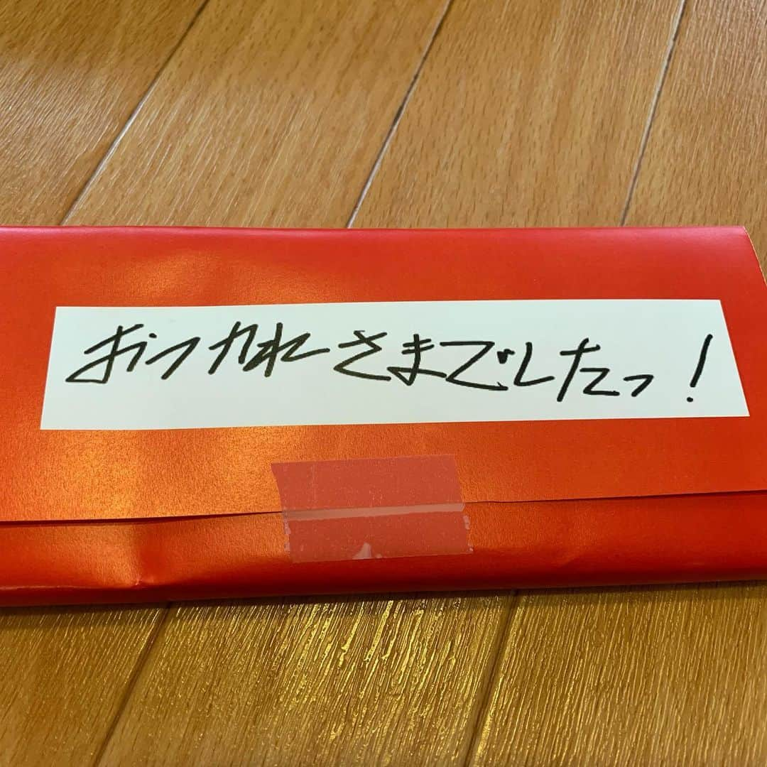 樹里咲穂さんのインスタグラム写真 - (樹里咲穂Instagram)「『ビビを見た！』無事に千穐楽を迎える事が出来ました💕ありがとうございました✨目が見えない状態でお芝居をするのは試練の連続でした。が、視覚を制限された分、周りの皆や状況を読み取ろうと感覚を研ぎ澄まし自分の中で新しい扉が開いた様な気が😳この作品、カンパニー、お客様すべてに感謝です❤️ 『ビビを見た！』チョコレートは天音くんからのプレゼント🎁 大入りも出ました💕うれしい！」7月16日 1時20分 - juripyon1028