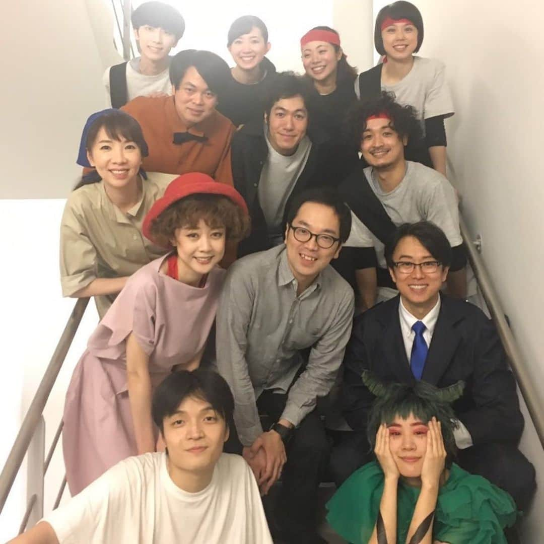 樹里咲穂さんのインスタグラム写真 - (樹里咲穂Instagram)「『ビビを見た！』無事に千穐楽を迎える事が出来ました💕ありがとうございました✨目が見えない状態でお芝居をするのは試練の連続でした。が、視覚を制限された分、周りの皆や状況を読み取ろうと感覚を研ぎ澄まし自分の中で新しい扉が開いた様な気が😳この作品、カンパニー、お客様すべてに感謝です❤️ 『ビビを見た！』チョコレートは天音くんからのプレゼント🎁 大入りも出ました💕うれしい！」7月16日 1時20分 - juripyon1028