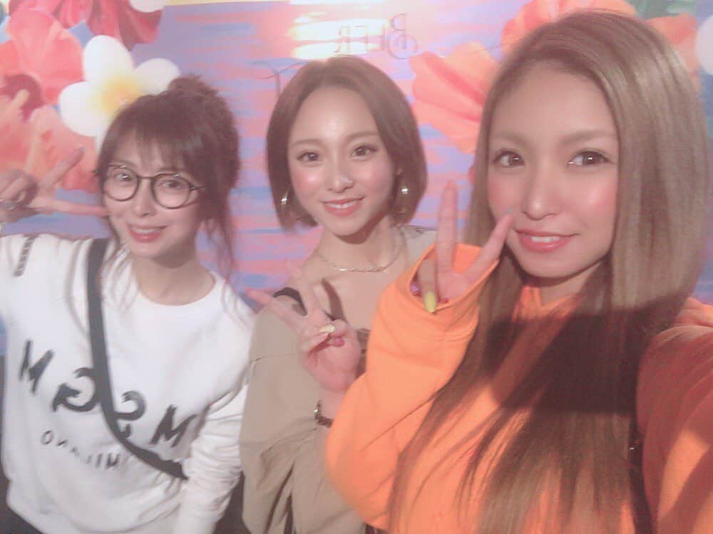 ハピネス笑舞のインスタグラム：「久しぶりにこの3人🤣👍 ビアガーデンいってからティータイム☕️☕️☕️ 私は利尿作用のあるブラックコーヒー☕️。笑笑 語りまくって楽しかった🥰 久しぶりのまゆちゃんとの語りもほんとに身になる👍なんでも相談できる先輩😌  明日はヨガスタジオ探しの旅💪☀️！健康体になるぞ🙆‍♀ 楽しみな予定でも作って頑張りたい気分😟😟😟 #smile#love#fashion#girl#六本木#銀座#歌舞伎#北新地#中洲#すすきの#大阪#北海道#キャバ嬢#長谷川笑舞#バルセロナ#桃李#おっぱい#巨乳#キャバ嬢と繋がりたい#カジュアル#ショートヘア#仲良し#ジム#バースデー#札幌#劇団桃李#happiness#hカップ#ダイエット#diet」