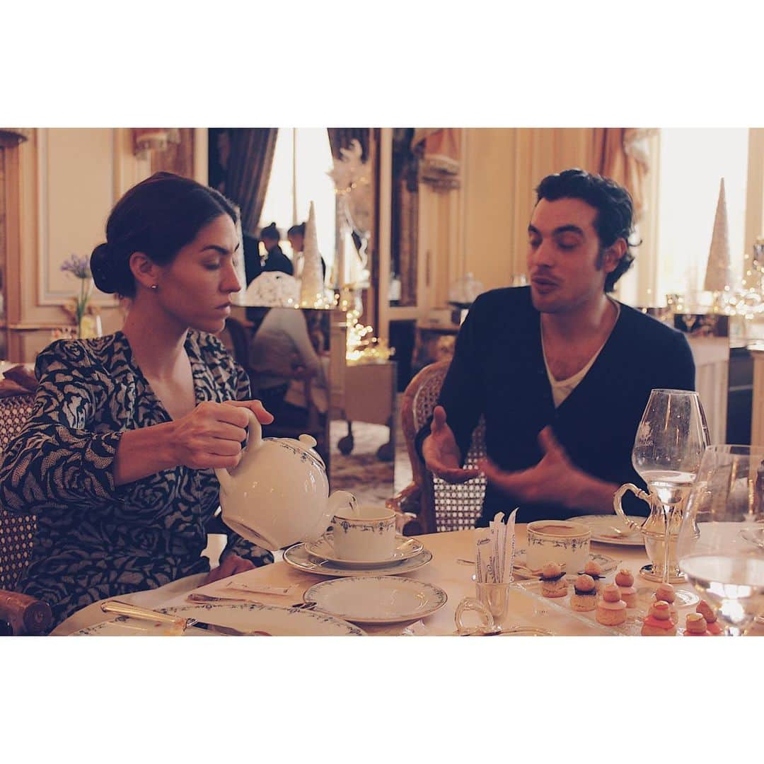 ナタリア・コルドバ・バックリーのインスタグラム：「En Paris...tomando el té y jugando a ser ciegos.  Con este morro que tanto adoro @juanpacastaneda . 📷 @danicordova」