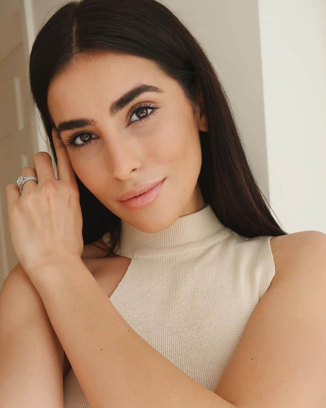 Sazan Hendrixさんのインスタグラム写真 - (Sazan HendrixInstagram)「Happy Monday! Right now my favorite makeup look is a little less than more. 😉 What about you? Key products behind this look are from @bobbibrown (tutorial up on my channel in case you wanna see step by step!) #motd #bobbibrown #beautytruth #confidentbeauty」7月16日 1時25分 - sazan