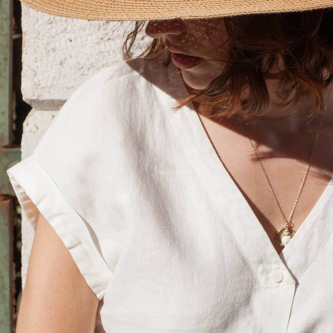 ベンシモンのインスタグラム：「Le lundi au soleil ☀️ en robe Bastien intemporelle et légère, idéale pour profiter des douces températures de l'été! Nos dernières pièces sont soldées jusqu'à -50%, c'est le moment d'en profiter! 🇬🇧 Monday in the sun in a Bastien dress, timeless and light, perfect to enjoy summer ☀️ Our last pieces are on sale up to -50%, this is time to enjoy it! #Bensimon #soldes #summer」
