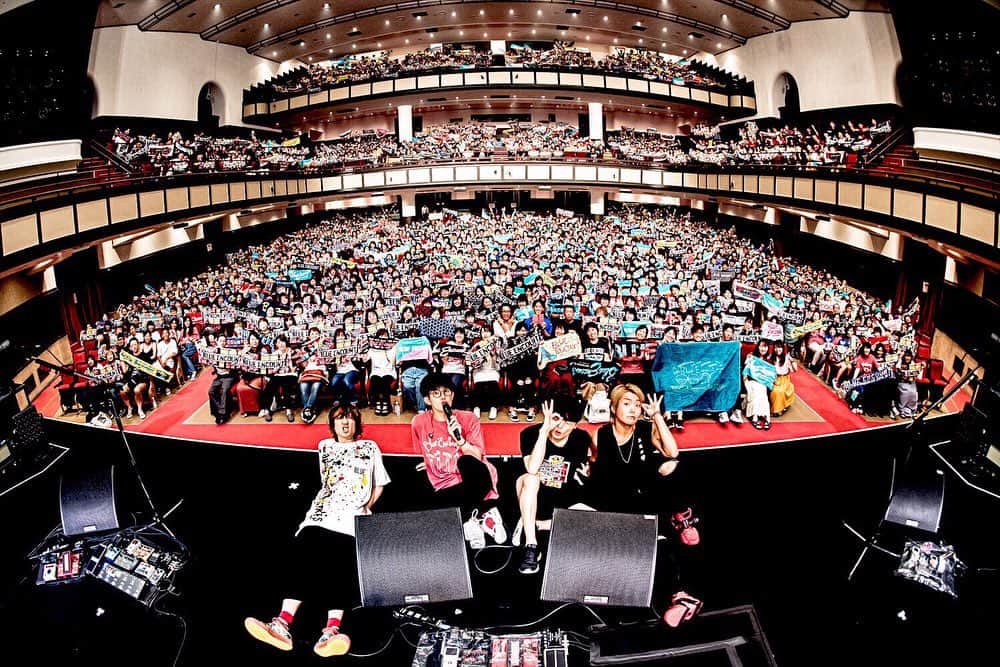 辻村勇太のインスタグラム：「ホールツアー無事に全公演終了しましたー！ あっという間だったな！！ 来てくれたみんなほんとにありがとうー！！ 初めてホールワンマンして思ったのが普段ライブハウスに来れない方や老若男女来てくれてホールでやってよかったなと思う。 今回のホールツアーでベースソロを弾いてよって事でベースソロの時間を頂いたんだけどツアー前に色々と試行錯誤した結果、イントロとエンディングだけ考えて中身は全公演初めて即興でやらせてもらいました。 デジタルが発展して色んなアーカイブが残る世の中でその瞬間でしか出来ない即興に自分は意味を感じ、やらせてもらいました。 もう同じソロは弾けません。 何弾いたか覚えてないし。笑  聴いてる人も一音ずつ全て覚えてる人なんていないと思う。 だからその一瞬に今の自分全てを込めました。 その儚い一瞬の音楽に自分は芸術性も感じるし同じソロ弾けないとかなんかロックでもあるなと。笑 ベースソロかっこよかったとか子宮に響いたとかたくさんの意見ありがとう。 糧になります。 これからもみんなの耳に、子宮に、心に響かせていきたい。笑  #blueencount  #bassist #apartmentofsicks」