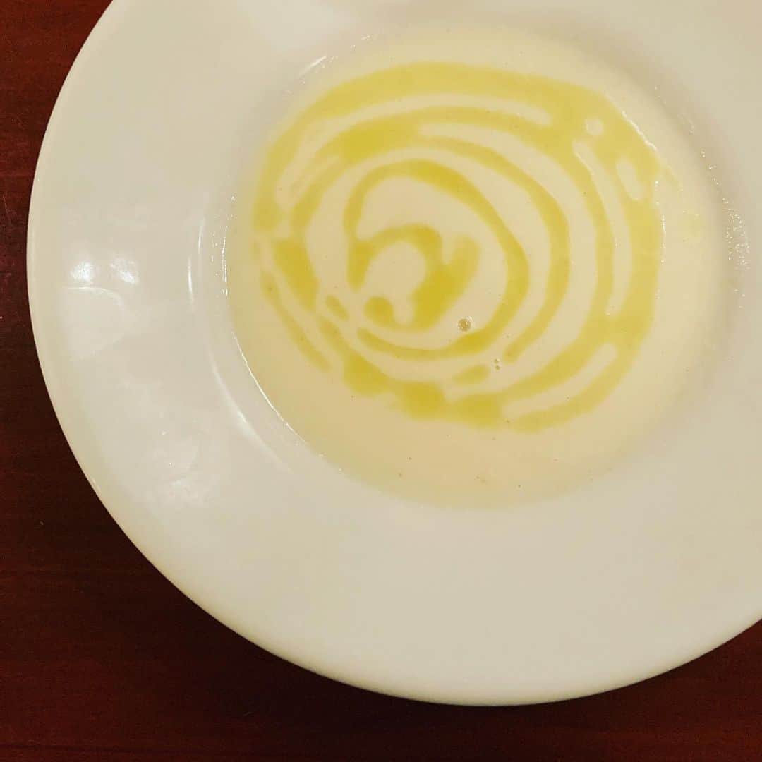 志摩有子さんのインスタグラム写真 - (志摩有子Instagram)「今夜のオルランドは夏野菜祭り。ヤングコーンのオーブン焼きに白いとうもろこしの冷製スープ、水ナスのマリネなどなど。もちろんお肉も食べたけど。デザートはヘーゼルナッツ入りの生地が香ばしいブルーベリーのタルト。これ、すんごい美味しい。 #夏野菜祭り #イタリアン #cuccinaitaliana  #ビステッカ #野菜あってのお肉 #ブルーベリータルト #網目状になってないのが #イタリアっぽい」7月16日 1時43分 - ariko418