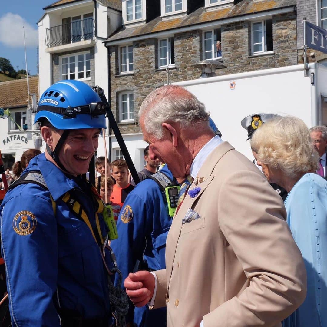 ロイヤル・ファミリーさんのインスタグラム写真 - (ロイヤル・ファミリーInstagram)「Today, The Duke and Duchess of Cornwall began a 3-day annual tour of the South West of England. The Prince of Wales is known as The Duke when visiting Cornwall. Their Royal Highnesses first visited Mevagissey, a traditional fishing village. The Duchess went on to attend a "Big Lunch", a community projects which aims to get local communities together to for lunch, at the Eden Project. And The Duke visited the Area of Outstanding Natural Beauty, Boscastle. HRH met those affected by flooding in the area 15 years ago and people who were involved in the recovery efforts. Follow @clarencehouse for more.」7月16日 1時44分 - theroyalfamily