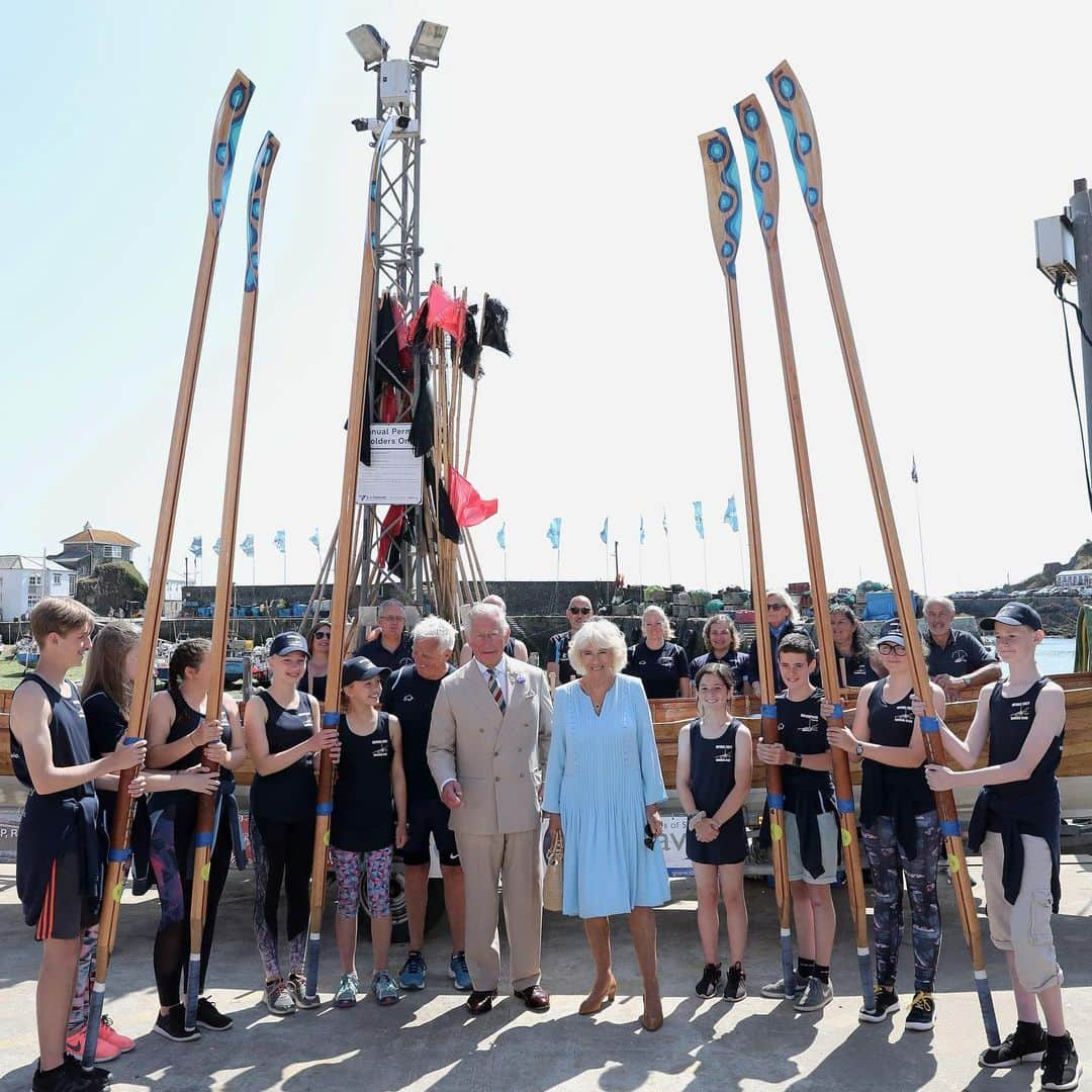 ロイヤル・ファミリーさんのインスタグラム写真 - (ロイヤル・ファミリーInstagram)「Today, The Duke and Duchess of Cornwall began a 3-day annual tour of the South West of England. The Prince of Wales is known as The Duke when visiting Cornwall. Their Royal Highnesses first visited Mevagissey, a traditional fishing village. The Duchess went on to attend a "Big Lunch", a community projects which aims to get local communities together to for lunch, at the Eden Project. And The Duke visited the Area of Outstanding Natural Beauty, Boscastle. HRH met those affected by flooding in the area 15 years ago and people who were involved in the recovery efforts. Follow @clarencehouse for more.」7月16日 1時44分 - theroyalfamily