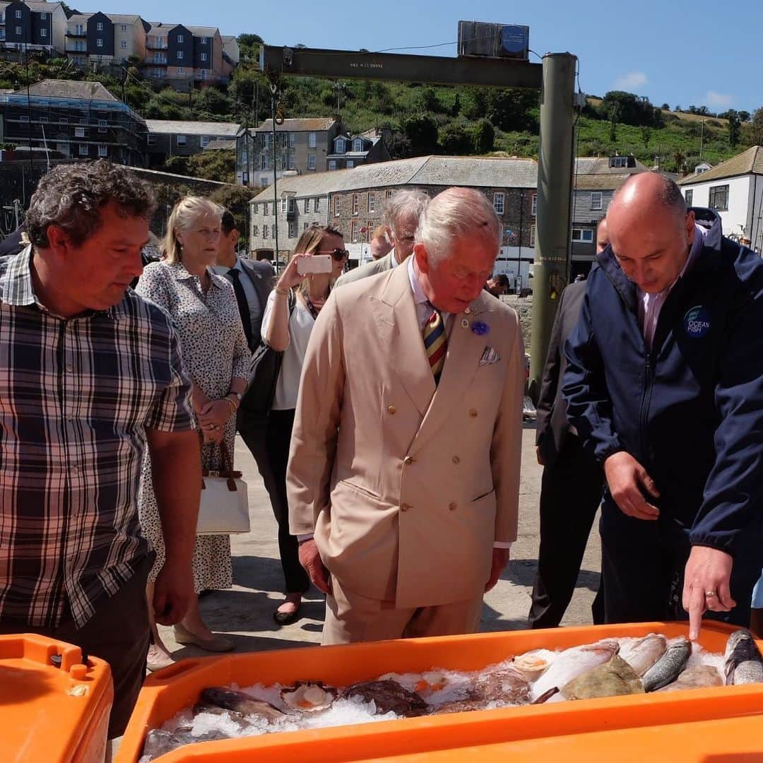 ロイヤル・ファミリーさんのインスタグラム写真 - (ロイヤル・ファミリーInstagram)「Today, The Duke and Duchess of Cornwall began a 3-day annual tour of the South West of England. The Prince of Wales is known as The Duke when visiting Cornwall. Their Royal Highnesses first visited Mevagissey, a traditional fishing village. The Duchess went on to attend a "Big Lunch", a community projects which aims to get local communities together to for lunch, at the Eden Project. And The Duke visited the Area of Outstanding Natural Beauty, Boscastle. HRH met those affected by flooding in the area 15 years ago and people who were involved in the recovery efforts. Follow @clarencehouse for more.」7月16日 1時44分 - theroyalfamily