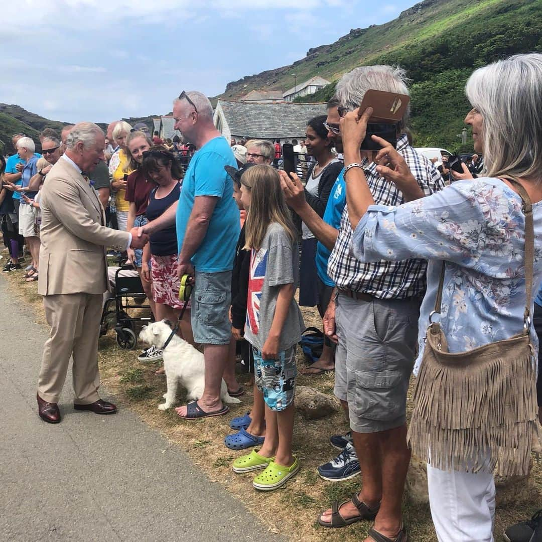 ロイヤル・ファミリーさんのインスタグラム写真 - (ロイヤル・ファミリーInstagram)「Today, The Duke and Duchess of Cornwall began a 3-day annual tour of the South West of England. The Prince of Wales is known as The Duke when visiting Cornwall. Their Royal Highnesses first visited Mevagissey, a traditional fishing village. The Duchess went on to attend a "Big Lunch", a community projects which aims to get local communities together to for lunch, at the Eden Project. And The Duke visited the Area of Outstanding Natural Beauty, Boscastle. HRH met those affected by flooding in the area 15 years ago and people who were involved in the recovery efforts. Follow @clarencehouse for more.」7月16日 1時44分 - theroyalfamily