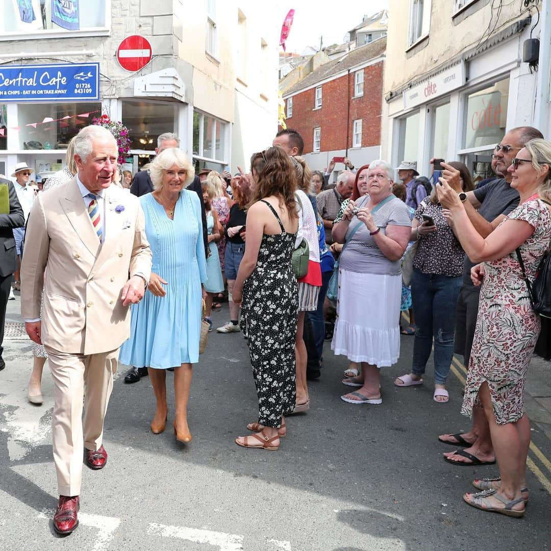 ロイヤル・ファミリーさんのインスタグラム写真 - (ロイヤル・ファミリーInstagram)「Today, The Duke and Duchess of Cornwall began a 3-day annual tour of the South West of England. The Prince of Wales is known as The Duke when visiting Cornwall. Their Royal Highnesses first visited Mevagissey, a traditional fishing village. The Duchess went on to attend a "Big Lunch", a community projects which aims to get local communities together to for lunch, at the Eden Project. And The Duke visited the Area of Outstanding Natural Beauty, Boscastle. HRH met those affected by flooding in the area 15 years ago and people who were involved in the recovery efforts. Follow @clarencehouse for more.」7月16日 1時44分 - theroyalfamily