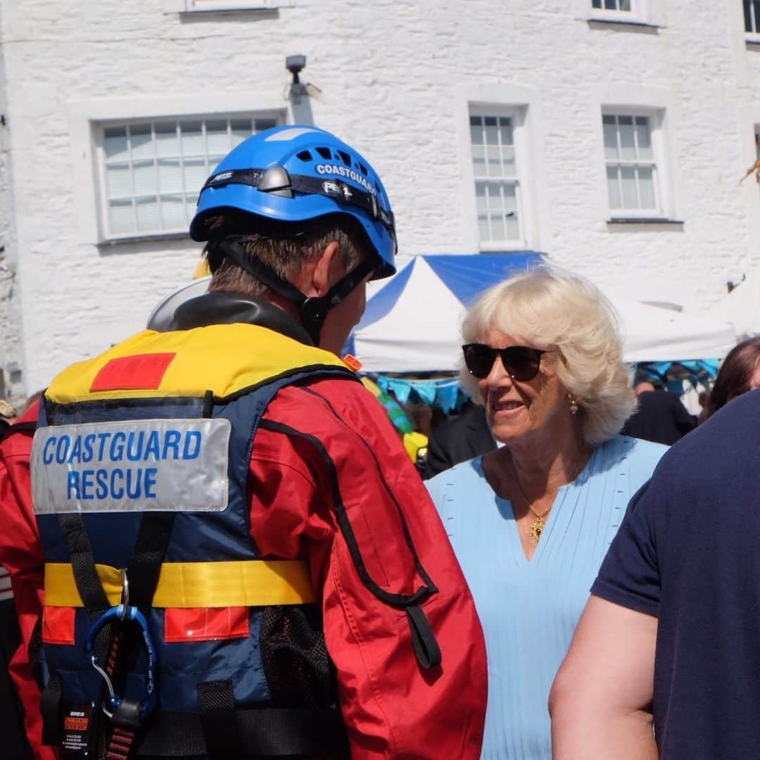 ロイヤル・ファミリーさんのインスタグラム写真 - (ロイヤル・ファミリーInstagram)「Today, The Duke and Duchess of Cornwall began a 3-day annual tour of the South West of England. The Prince of Wales is known as The Duke when visiting Cornwall. Their Royal Highnesses first visited Mevagissey, a traditional fishing village. The Duchess went on to attend a "Big Lunch", a community projects which aims to get local communities together to for lunch, at the Eden Project. And The Duke visited the Area of Outstanding Natural Beauty, Boscastle. HRH met those affected by flooding in the area 15 years ago and people who were involved in the recovery efforts. Follow @clarencehouse for more.」7月16日 1時44分 - theroyalfamily