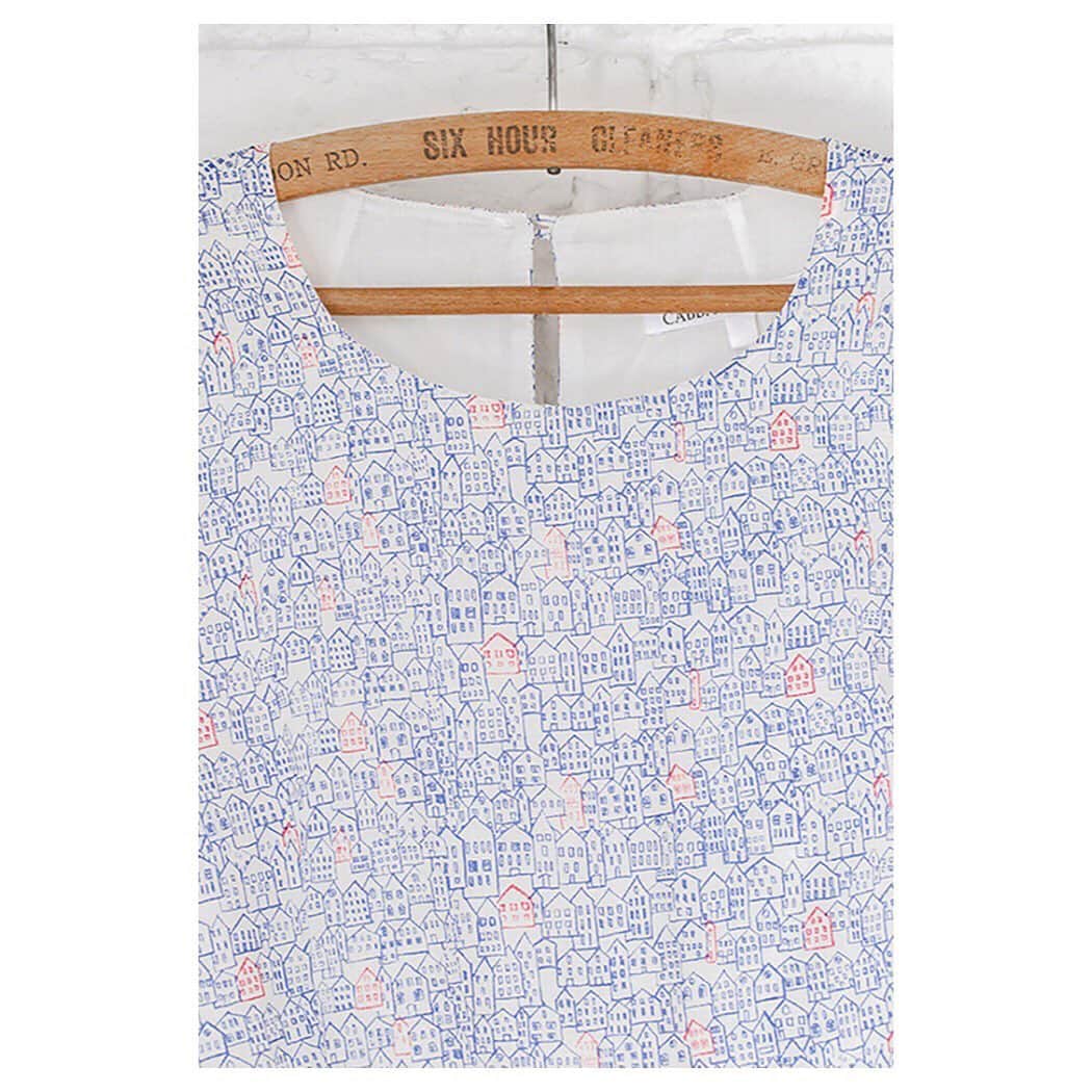 キャベジズ&ローゼズさんのインスタグラム写真 - (キャベジズ&ローゼズInstagram)「Complimentary Coordinates ❤🏙❤️ The newly arrived Toulouse Tie features our fresh for summer Buildings print 😍Toulouse is hand printed, made in London and adds a dollop of charm to any outfit. We like to wear her with the Glenda Dress 👉Swipe to see more👈#newnewnew #handprintedfabric #handprintedtextiles #bowsbowsbows #hairaccessory #britishmade #madeinlondon #consciousfashion #cabbagesandroses #cabbagesandrosesfashion @christina_strutt @cabbagesandroses_shop 👆Link In Bio👆」7月16日 1時44分 - cabbages_and_roses