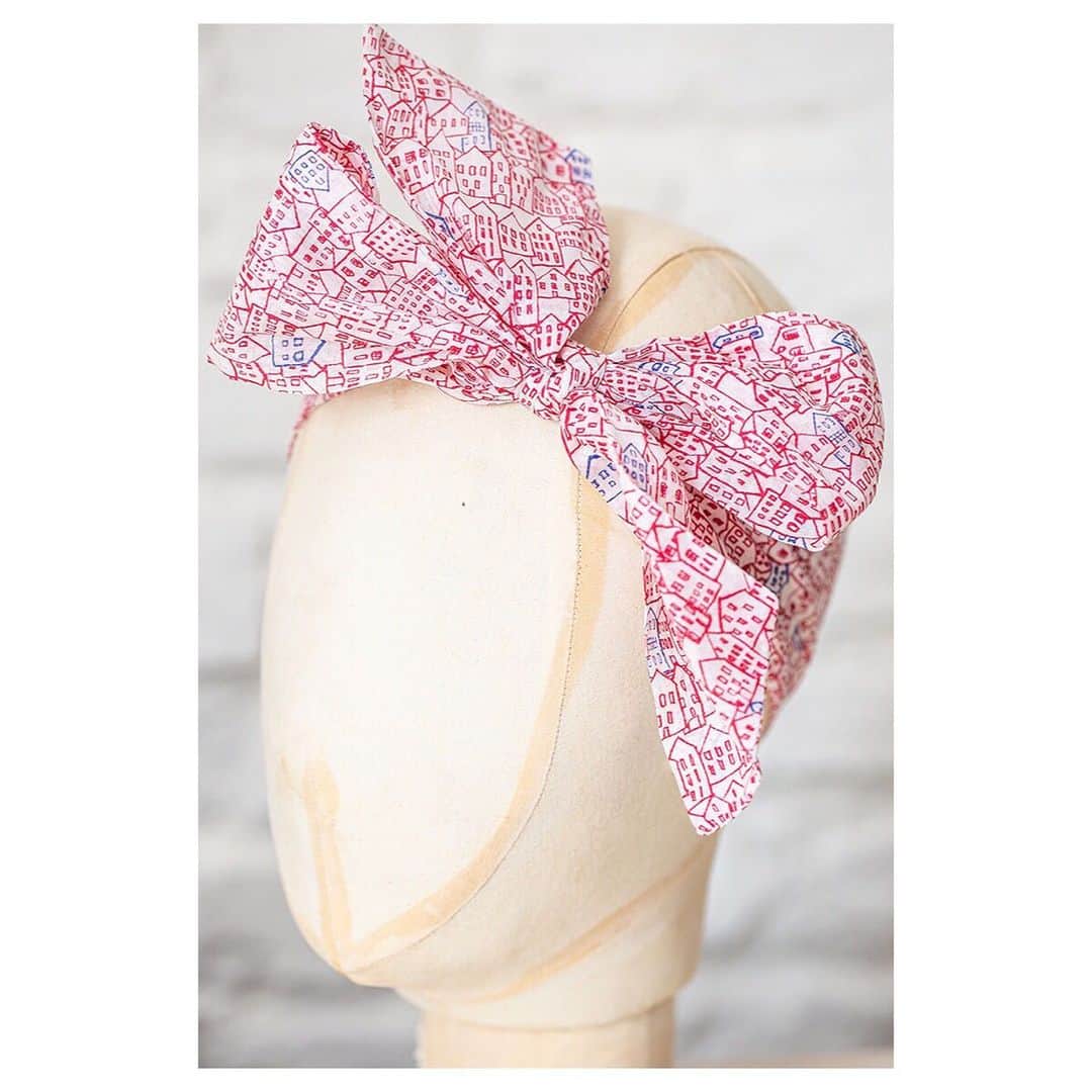 キャベジズ&ローゼズのインスタグラム：「Complimentary Coordinates ❤🏙❤️ The newly arrived Toulouse Tie features our fresh for summer Buildings print 😍Toulouse is hand printed, made in London and adds a dollop of charm to any outfit. We like to wear her with the Glenda Dress 👉Swipe to see more👈#newnewnew #handprintedfabric #handprintedtextiles #bowsbowsbows #hairaccessory #britishmade #madeinlondon #consciousfashion #cabbagesandroses #cabbagesandrosesfashion @christina_strutt @cabbagesandroses_shop 👆Link In Bio👆」