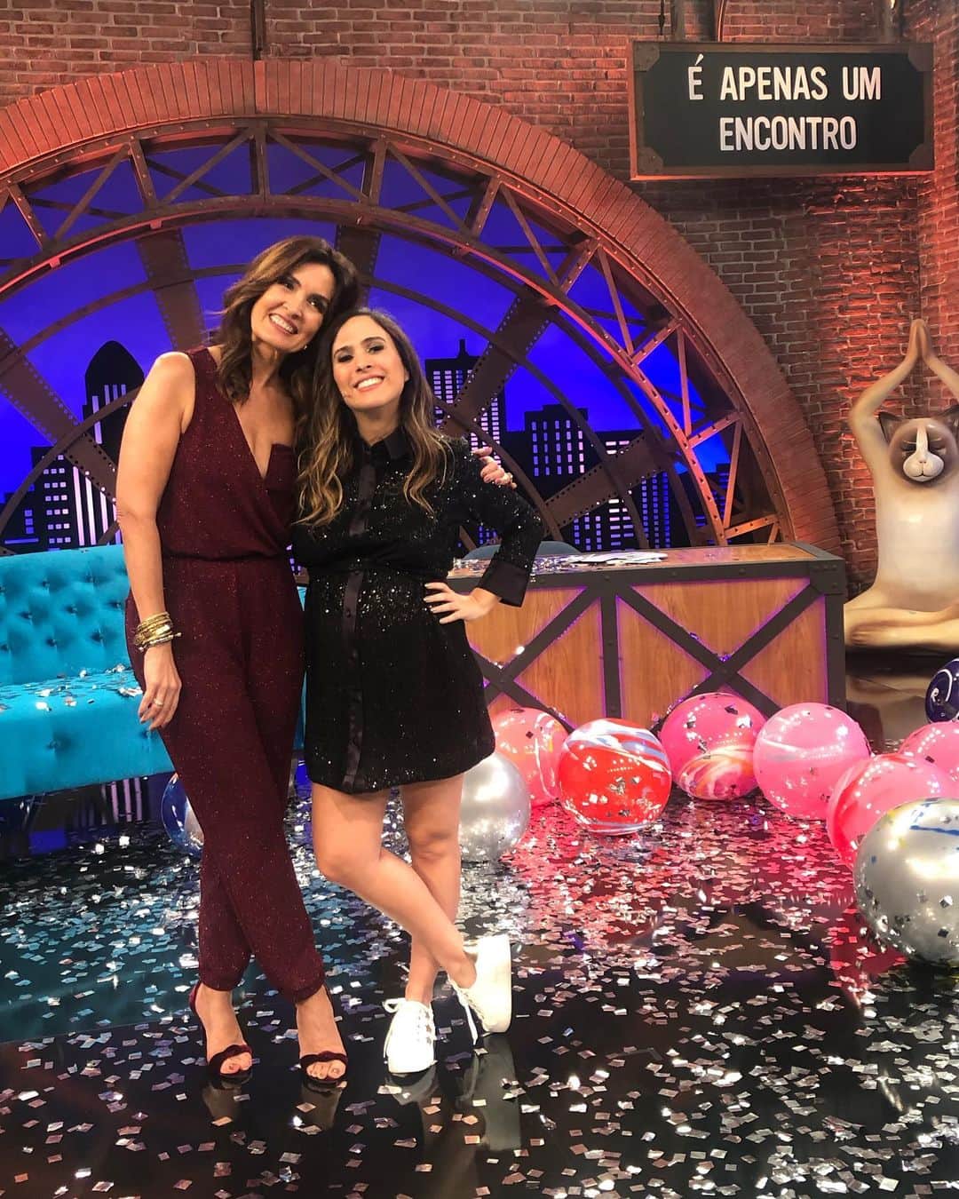 ファチマ・ベルナルデスのインスタグラム：「Estreia hj, às 22:30, a nova temporada do #ladynight no @multishow. Eu torcendo pra @tatawerneck estar mais lenta por conta da gravidez - como acontece com a maioria das mortais, mas ela está afiada, como sempre. Eu me diverti muito. Espero que vcs tb gostem. E obrigada Tatá pelo carinho.」