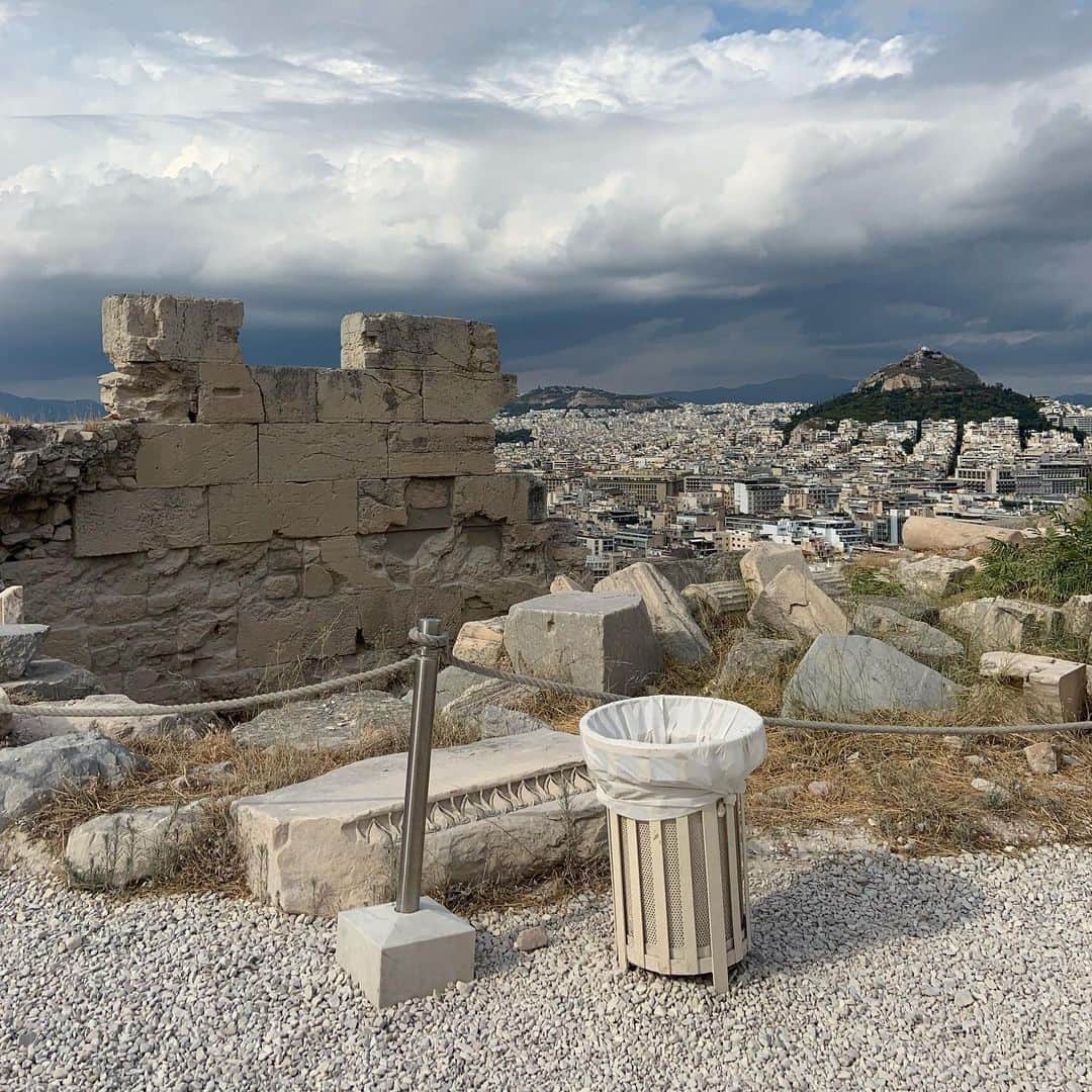 ジャンポールレスパナールのインスタグラム：「. Breathtaking view on the city from the Acropolis #donttouchthemarble  #tobendinwiththedecor #laplusbelledespoubelles」