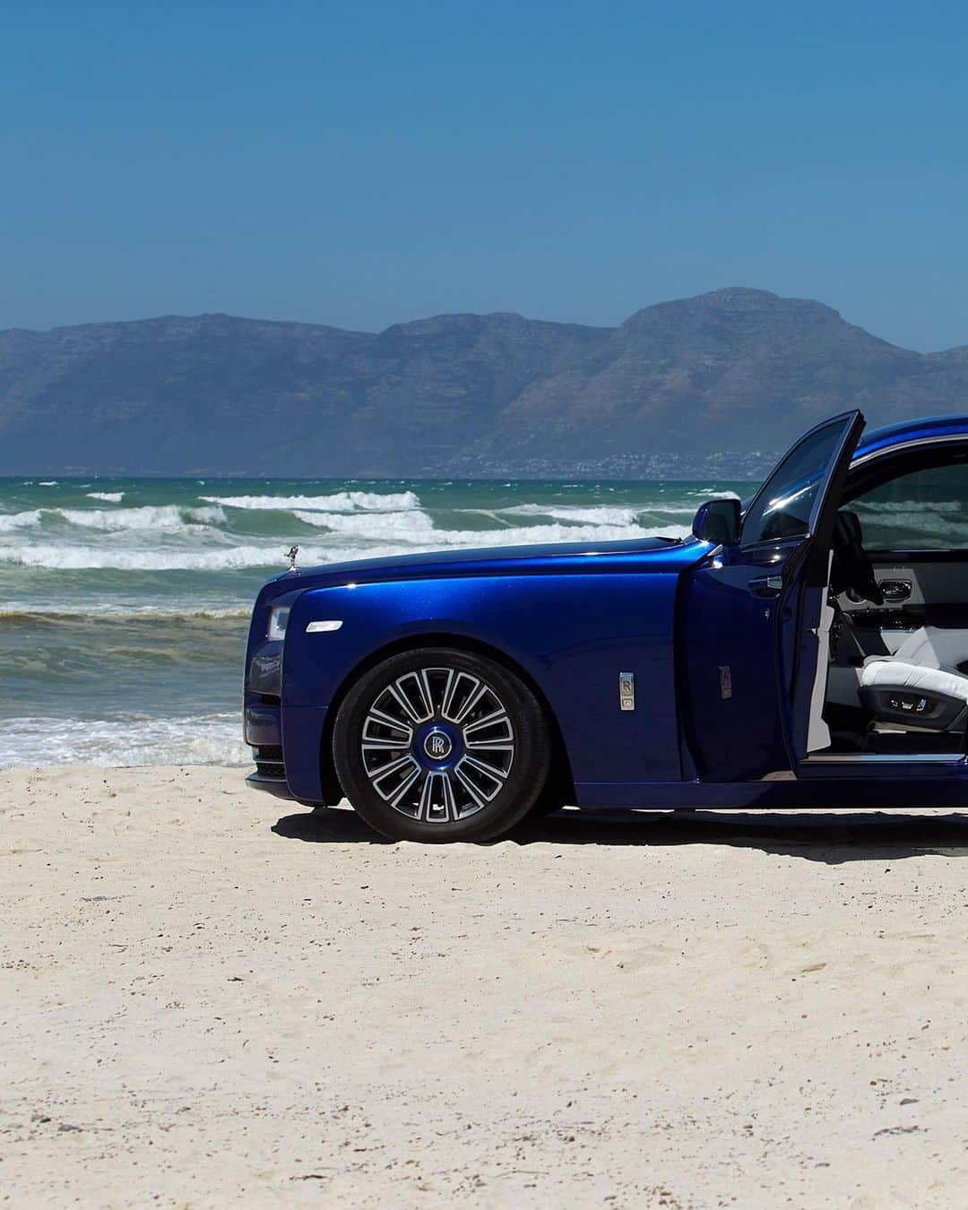 ロールス・ロイスさんのインスタグラム写真 - (ロールス・ロイスInstagram)「Journey to the far reaches of your imagination. Rules Rewritten.  #Phantom #RollsRoyce  CO2 emission: 329-328 g/km ; Fuel consumption: 19.5-19.6 mpg / 14.5-14.4 l/100km  The values of fuel consumptions, CO2 emissions and energy consumptions shown are determined according to the European Regulation (EC) 715/2007 in the version applicable at the time of type approval. The range shown considers optional equipment and the different size of wheels and tires available on the selected model and may vary during the configuration.  The values are already based on the new WLTP regulation and are translated back into NEDC-equivalent values in order to ensure the comparison between the vehicles. For the assessment of taxes or other duties based (at least inter alia) on CO2-emissions the CO2 values may differ to the values stated here.  Further information on official energy and fuel consumption and the official specific CO2 emissions of new passenger cars can be found in the “Guide to Fuel Consumption, CO2 Emissions and Electricity Consumption of New Passenger Cars”, which is available at all outlets free of charge and at http://carfueldata.direct.gov.uk in the United Kingdom, http://www.dat.de/angebote/verlagsprodukte/leitfaden-kraftstoffverbrauch.html in Germany, or your local government authority.」7月16日 1時53分 - rollsroycecars