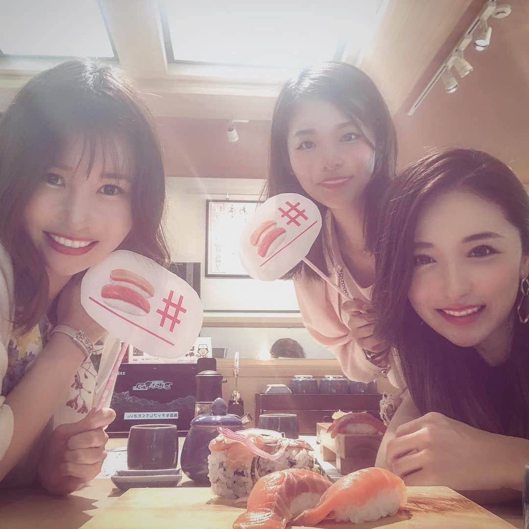 清水彩子のインスタグラム：「先日亀田のことぶき寿司にご招待されて出掛けて来ました🍣 変わらずとっても美味しかったぁ❤️ #昔アルバイトしてたお寿司屋さん #ことぶき寿司 #ことぶき寿司亀田店 #🍣 #サーモン食べくらべ  #安心安全 #もう回転台は無くなってた🍵 #新潟寿司」