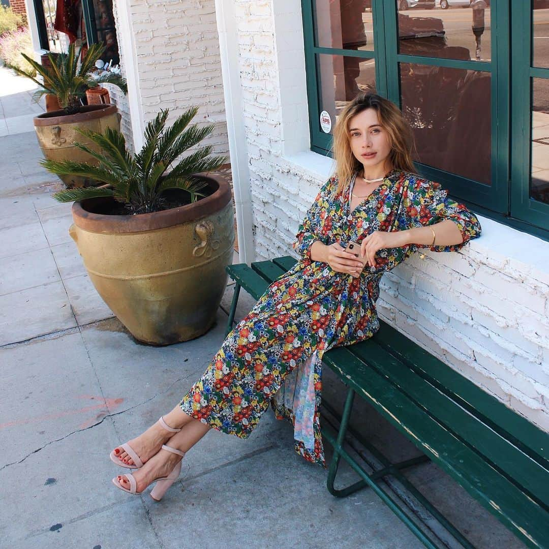 オレーシャ・ルーリンさんのインスタグラム写真 - (オレーシャ・ルーリンInstagram)「Hot summer days, floral dresses, and the perfect nude heel” @aldo_shoes #AldoCrew #ad」7月16日 1時48分 - olesyarulin