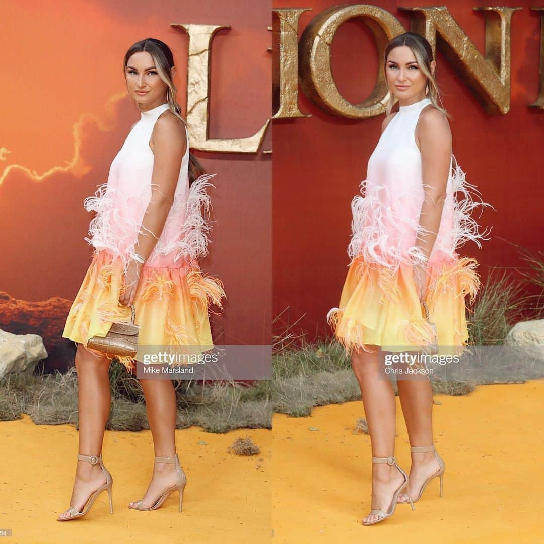 サム・フェアーズさんのインスタグラム写真 - (サム・フェアーズInstagram)「🦁 I still can’t believe how amazing the new @lionking film was. It’s a must see guys 🙌  Orange carpet vibes 🍊 @rachelwilliamsstyling  Dress @vivetta  Shoes @gianvitorossi  Bag @byfar_official  Jewellery @butlerandwilson  Glam @nicolettebella @carlbembridgehair (pics @gettyimages ) x」7月16日 1時49分 - samanthafaiers