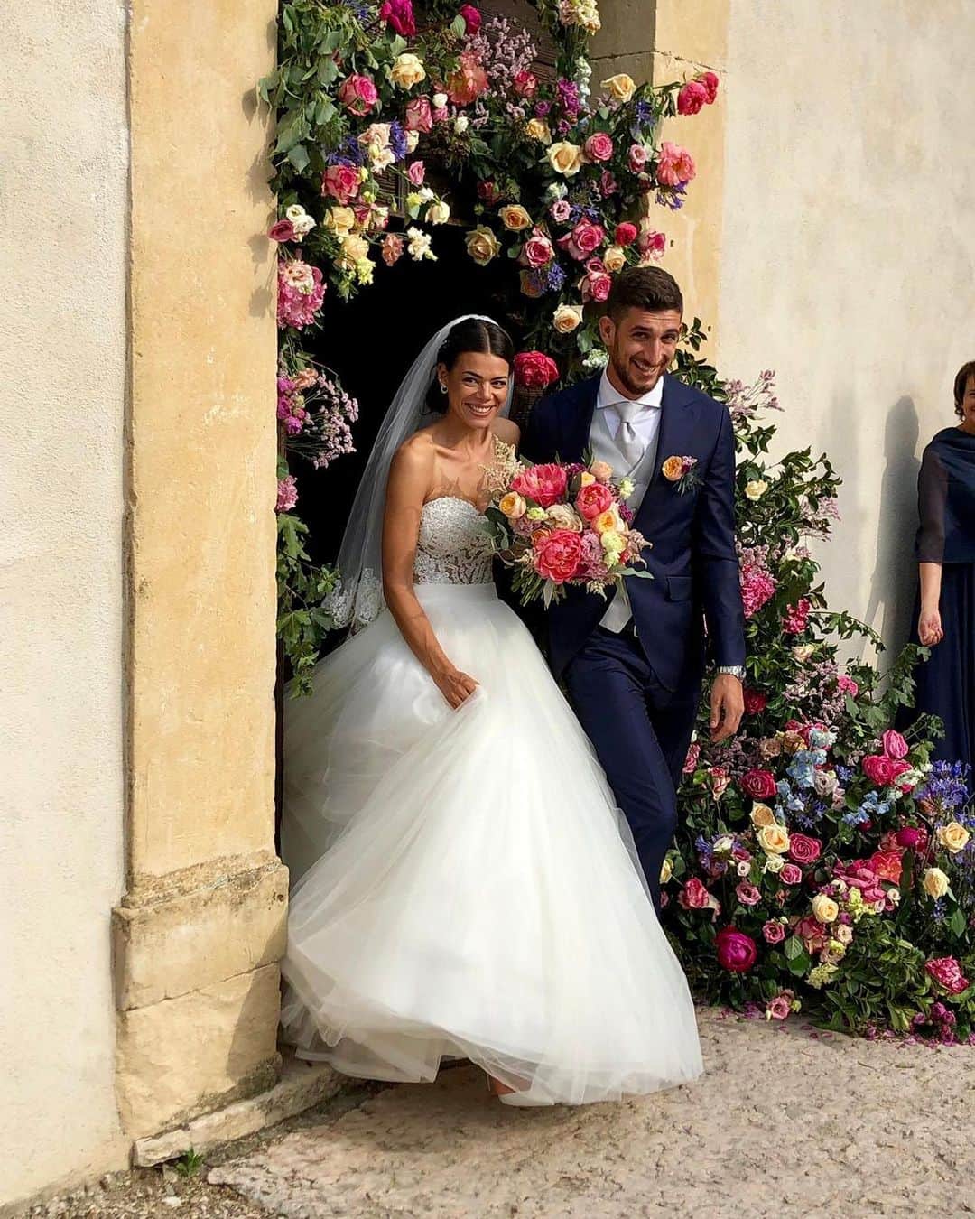 マッテオ・ビアンケッティのインスタグラム：「Sono un ragazzo fortunato perché m’hanno regalato UN SOGNO! 👰🏻❤️ #1mese」