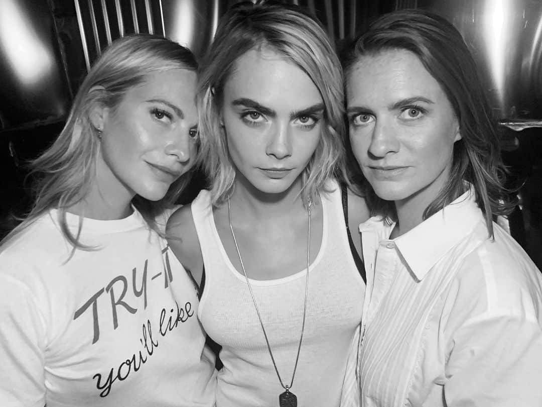 カーラ・デルヴィーニュのインスタグラム：「Sister, sister oh how much I’ve missed ya! Something special coming soon... 😈」