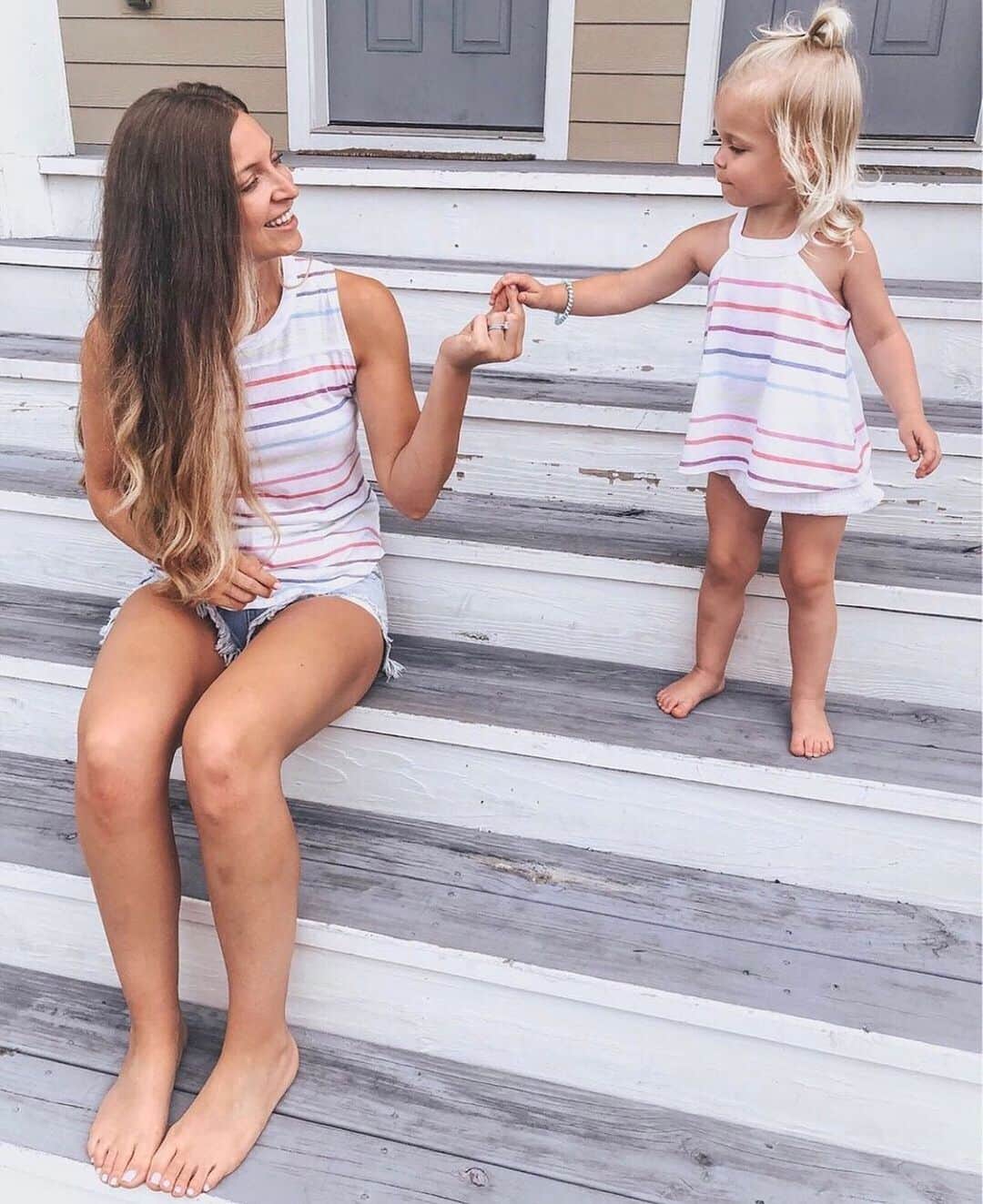 チェイサーのインスタグラム：「twinning mom goals👩‍👧🌈💞 @lifewithmeag #chaserbrand @chaserkids #chaserkids」
