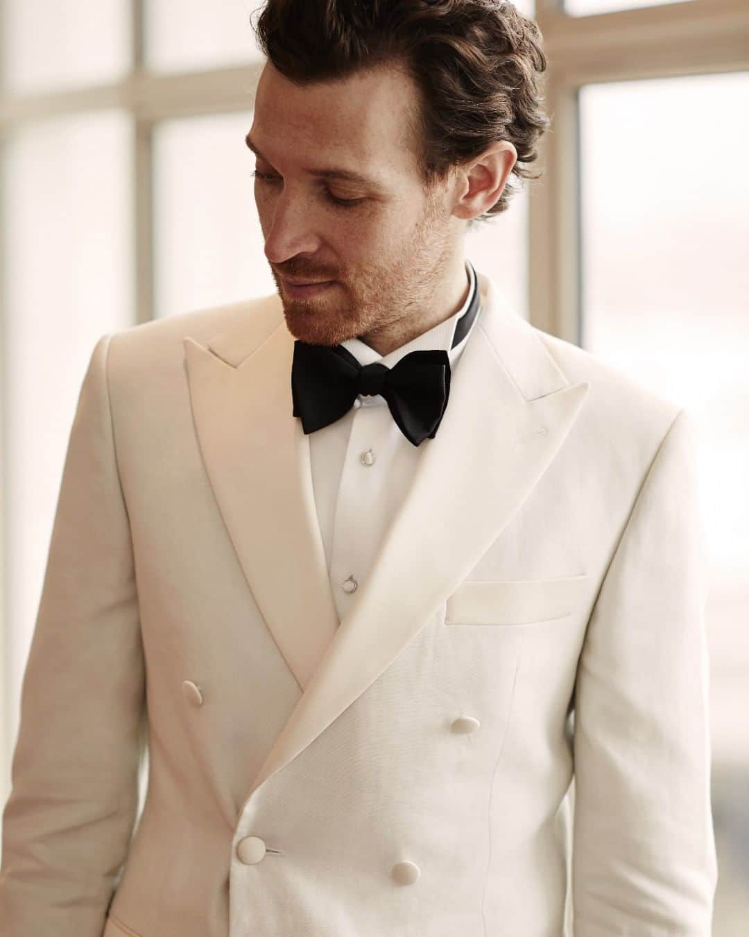 ギーブス&ホークスのインスタグラム：「A made-to-measure suit is a modern menswear luxury. Clients visit No.1 Savile Row or one Gieves & Hawkes’ regional stores to have a suit made using a unique fitting block and up to 35 different measurements. The process is designed to create a suit shaped to the customer’s body using traditional tailoring techniques for a superior fit. Clients also work with the company’s Made-to-Measure Tailoring Consultants on the design of their suit. The service offers complete flexibility; whether single or double-breasted, notched or peaked lapels, lined or half-lined jackets, and flat-front or pleated trousers – the options to make a suit your own are extensive.  #madetomeasure #mtm #privatetailoring #savilerow #gievesandhawkes #menswear #fashion #ootdmen #tailoring #suit」