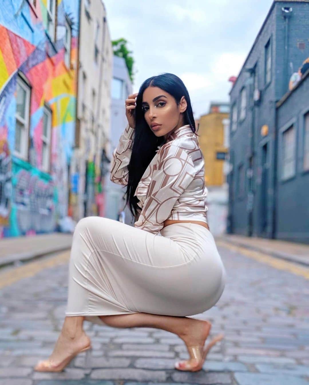 sananasのインスタグラム：「Hey what’s up ? 👀Quand on me dit de faire une pose naturelle 😄 . Tenue @prettylittlething de la tête au pieds 👗👡(Il y’a un pantalon qui va avec le top si vous aimez les pantalons longs et fluide 😉) Comment s’est passé votre lundi ? 😃De mn côté génial mais intense je voulais filmer en rentrant mais je crois que ça attendra demain ! D’ailleurs nouvelle vidéo en ligne 😉le lien est dans la bio 😘 . . #Outfit #PLT #PrettyLittleThing #Mode #BeigeOutfit #NudeOutfit」