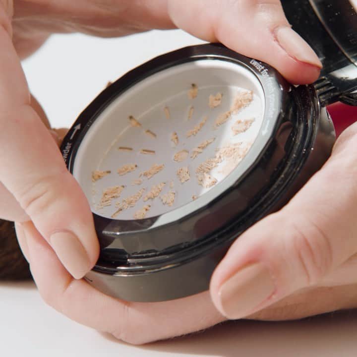 Smashboxのインスタグラム：「Goodbye messy powder. Hello new Photo Finish Setting Powder. The built-in Powderizer gives you freshly ground loose powder every time. Exclusively available online @ultabeauty and smashbox.com.」