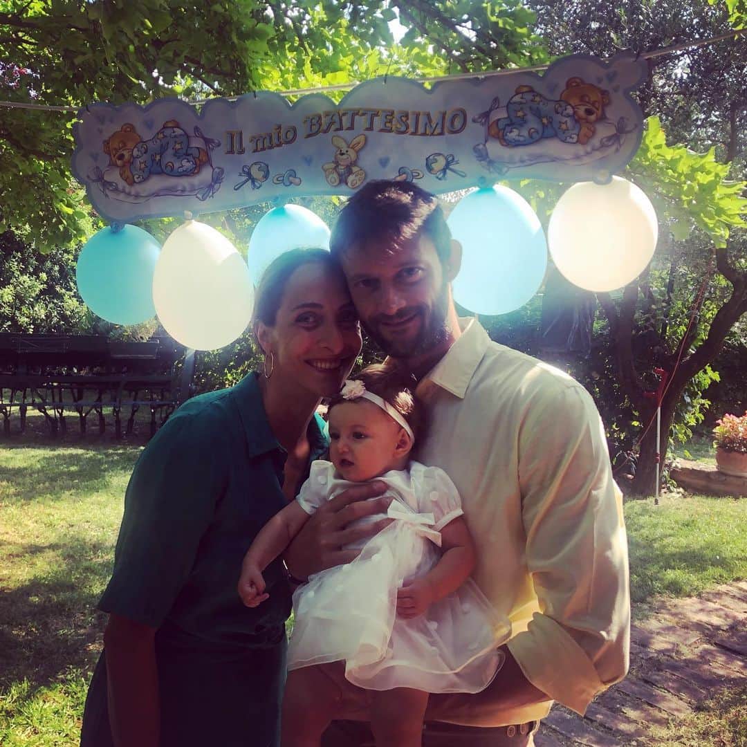 ギョズデ・ソンスルマのインスタグラム：「What a special day for mavi’m and for us🙏🏻🧿💙 Thanks to all our family and friends to make it special Grazie a tutti  #battesimodimavi」