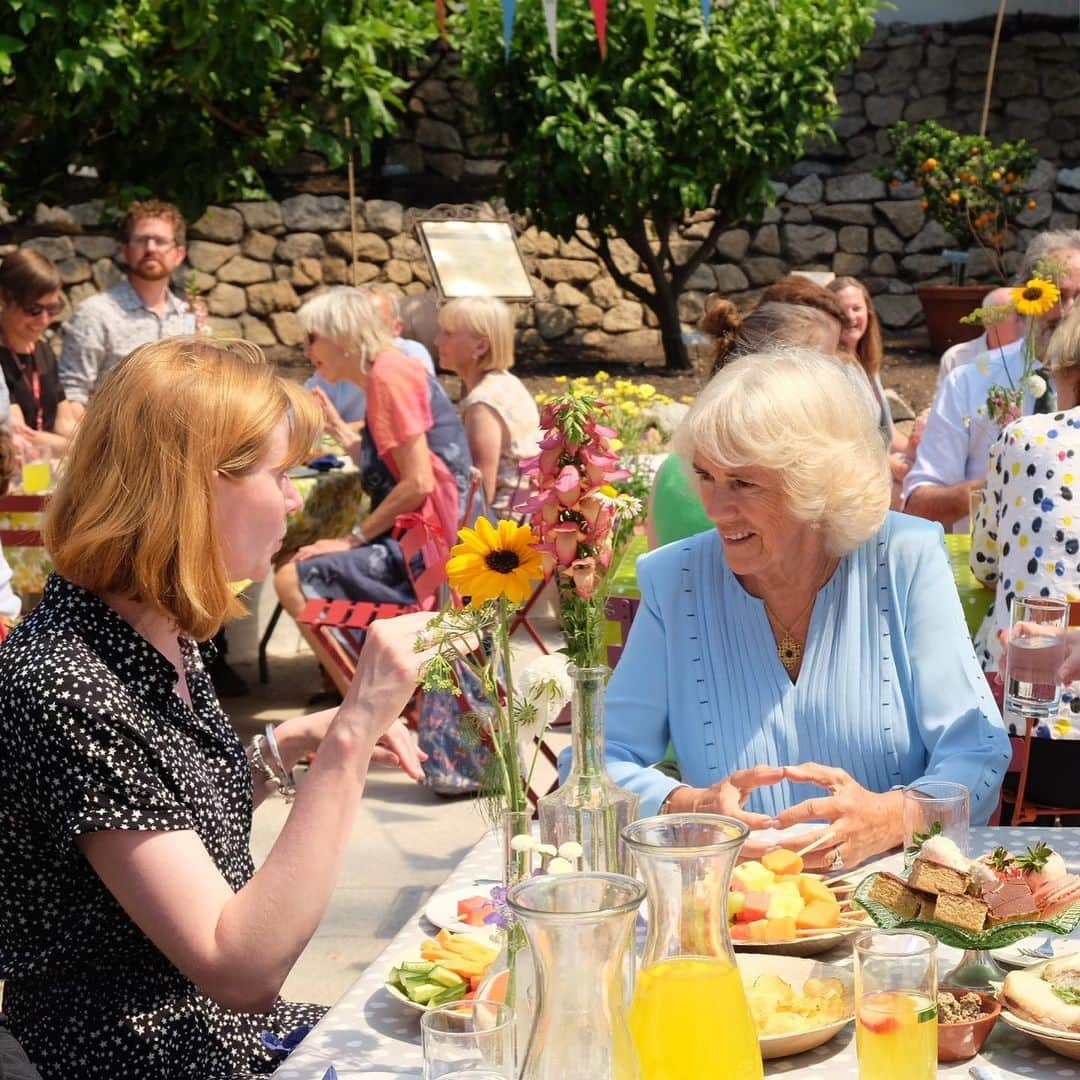 クラレンス邸さんのインスタグラム写真 - (クラレンス邸Instagram)「At the @edenprojectcornwall today, The Duchess of Cornwall attended a Big Lunch celebration with members of the community and supporters who had come together to mark the 10th anniversary of The Big Lunch. 🍰🎉 Since 2009, this charity initiative has encouraged people to spend time with their neighbours for a few hours of friendship and fun every June. It aims to create happier and healthier communities where people know one another.  The Duchess is Patron of The Big Lunch, and congratulated them, saying: “A very Happy birthday...onwards and upwards!”」7月16日 2時11分 - clarencehouse