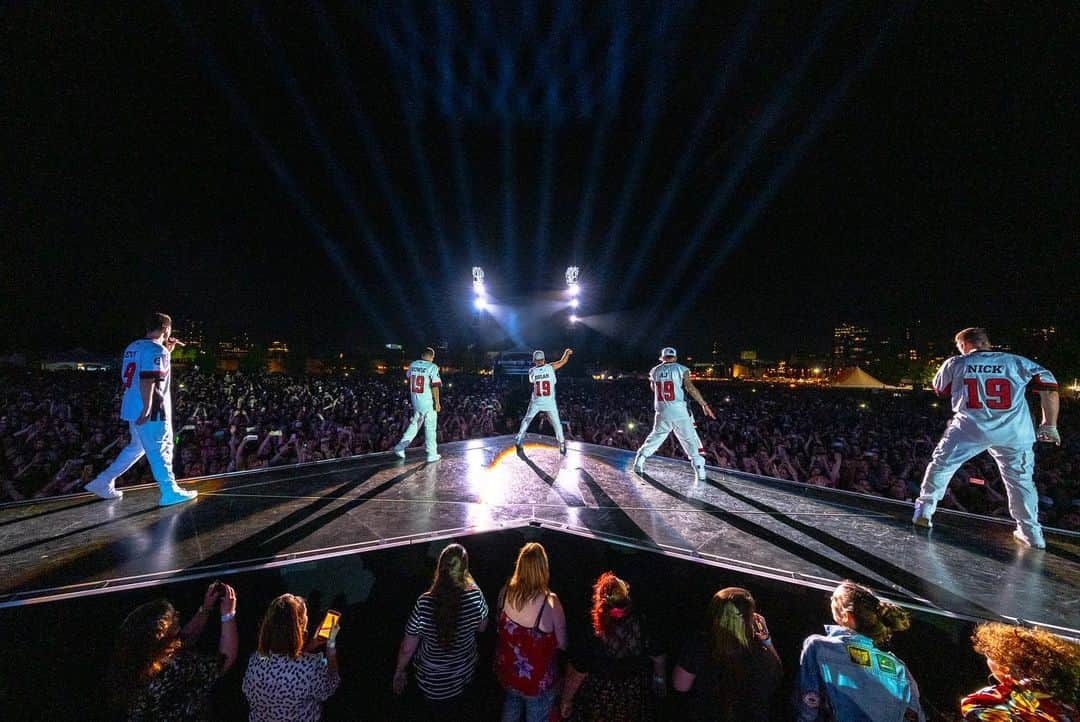 backstreetboysさんのインスタグラム写真 - (backstreetboysInstagram)「An epic night at @ottawabluesfest 🇨🇦 Thank you all!! #DNAWorldTour #RBCBluesFest2019」7月16日 2時17分 - backstreetboys