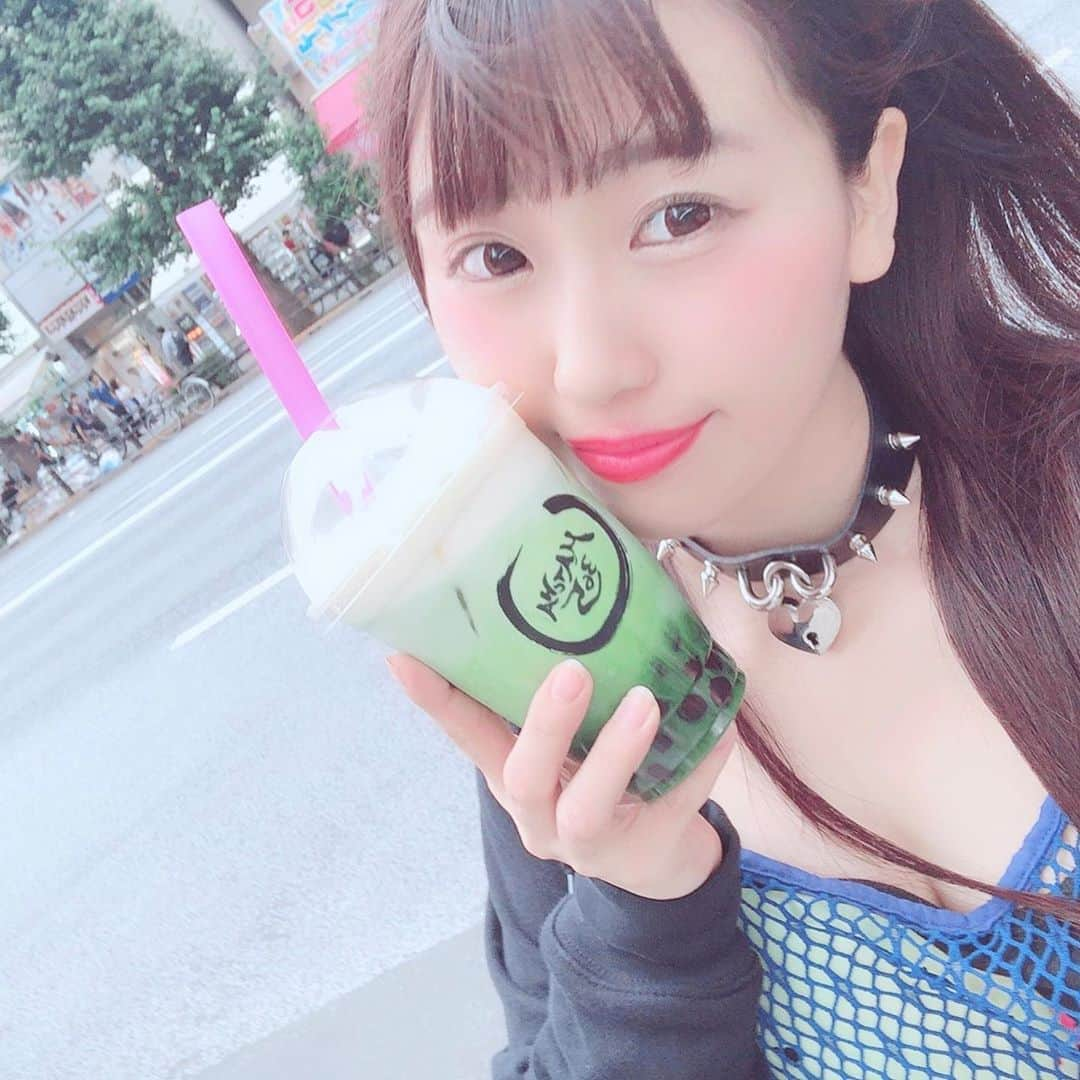 楠木まゆさんのインスタグラム写真 - (楠木まゆInstagram)「MATCHA365🍵 秋葉原ドンキの1階に昨日14日にオープンしたMATCHA365に行ってきたよ〜🥳 ジアレイ、チャタイムに続き3店舗目🥰そして1番劇場から近い🥰 抹茶365だけにメニューは抹茶○○って言うのしかないから抹茶ダメな人は相性✕かもしれないけど、私は抹茶大好きなのでかなり好きだった🥳(4枚目がメニューです)(生厚どら焼きがとてつもなく気になる)(アイスも美味しそうだった) タピオカも大きくてもちっとしてた！(氷普通の量にすると最後タピオカのみ残ったので少なめor無しがおすすめ) 抹茶も美味しかったし、ブリュレにしたら目の前でバーナーしてくれてテンション上がった🥰 値段少し高いかなーって思ったけど、ちょっと高めのタピオカと思えば！ 店員さんが仮面女子って気づいてくれて嬉しかったです✨ #タピオカ #秋葉原 #akihabara #秋葉原タピオカ #仮面女子タピオカ部 #matcha365 #抹茶365 #抹茶 #matcha #抹茶ラテ #焼きブリュレ抹茶ラテ #オススメ #🍵 #❤️ #そんなことより風すごい」7月16日 2時18分 - kusunoki__mayu