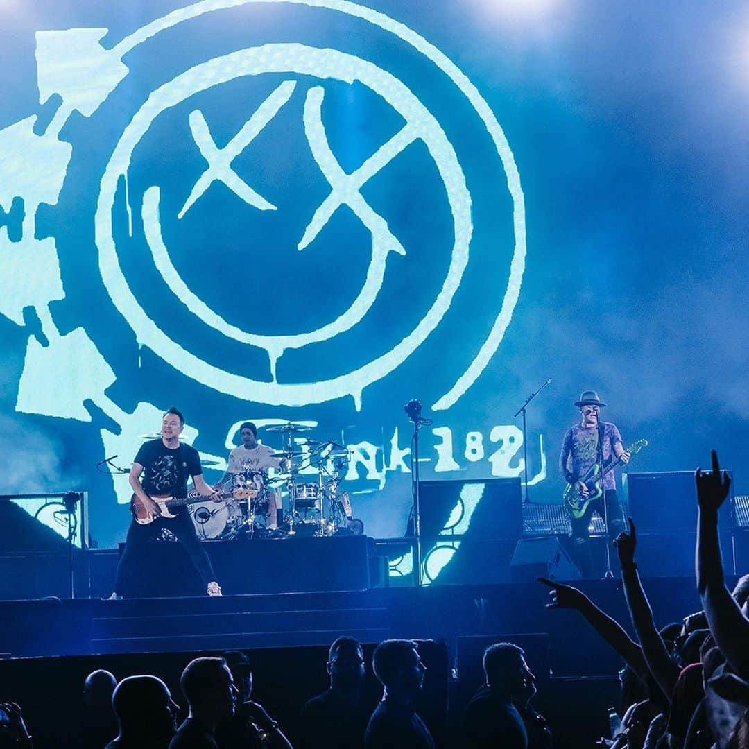 blink-182さんのインスタグラム写真 - (blink-182Instagram)「Wow what a night Quebec City @festivaleteqc you guys were 💣!! All 90k of you 👏. 🇨🇦 📸: @renaudphilippe」7月16日 2時25分 - blink182