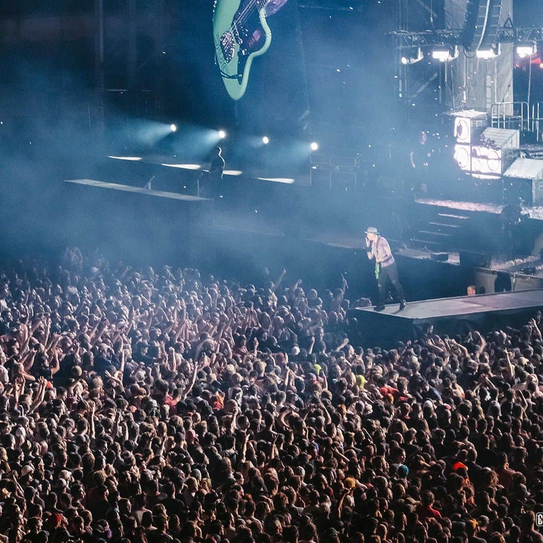 blink-182さんのインスタグラム写真 - (blink-182Instagram)「Wow what a night Quebec City @festivaleteqc you guys were 💣!! All 90k of you 👏. 🇨🇦 📸: @renaudphilippe」7月16日 2時25分 - blink182