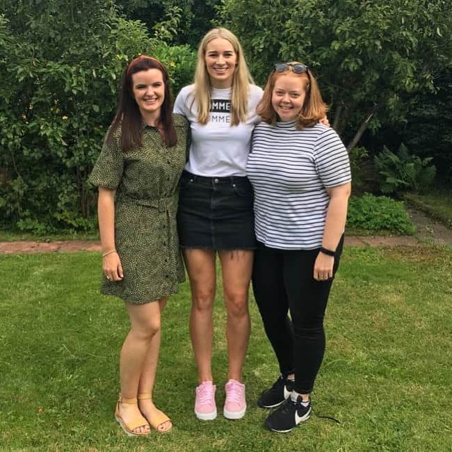 ジェンマ・ボナーのインスタグラム：「When my besties come to visit me ❤️」