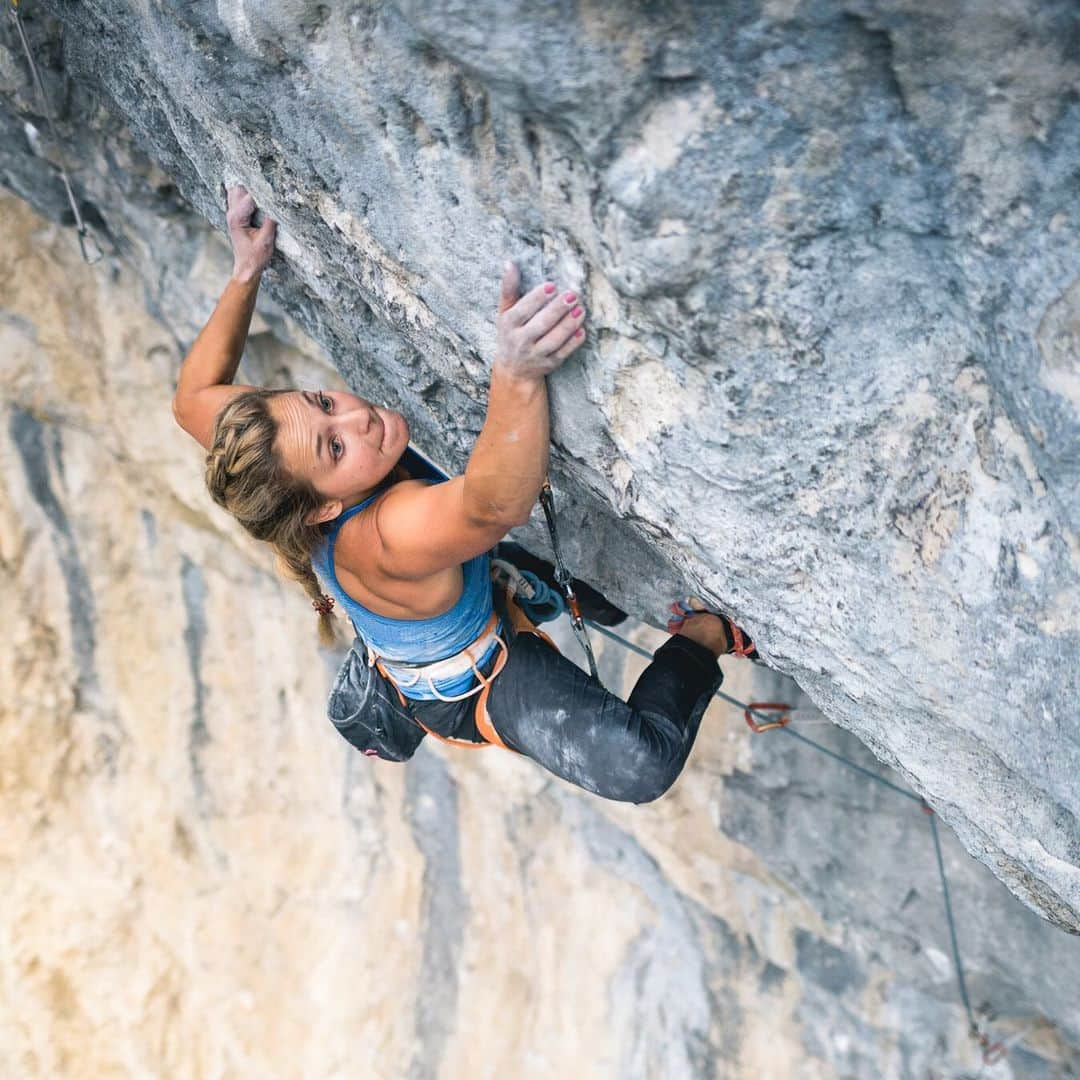 サッシャ・ディギーリアンさんのインスタグラム写真 - (サッシャ・ディギーリアンInstagram)「Getting some sport climbing in The Canadian Rockies in before heading to Africa for our expedition. Last summer I spent the majority of it here, and I fell in love with it. There are so many great climbing areas- from cragging to alpine. The jagged peaks, turquoise lakes, and late summer night sunsets make it hard to beat.  @pete.hoang took this 📸 at ‘Planet X.’」7月16日 3時00分 - sashadigiulian